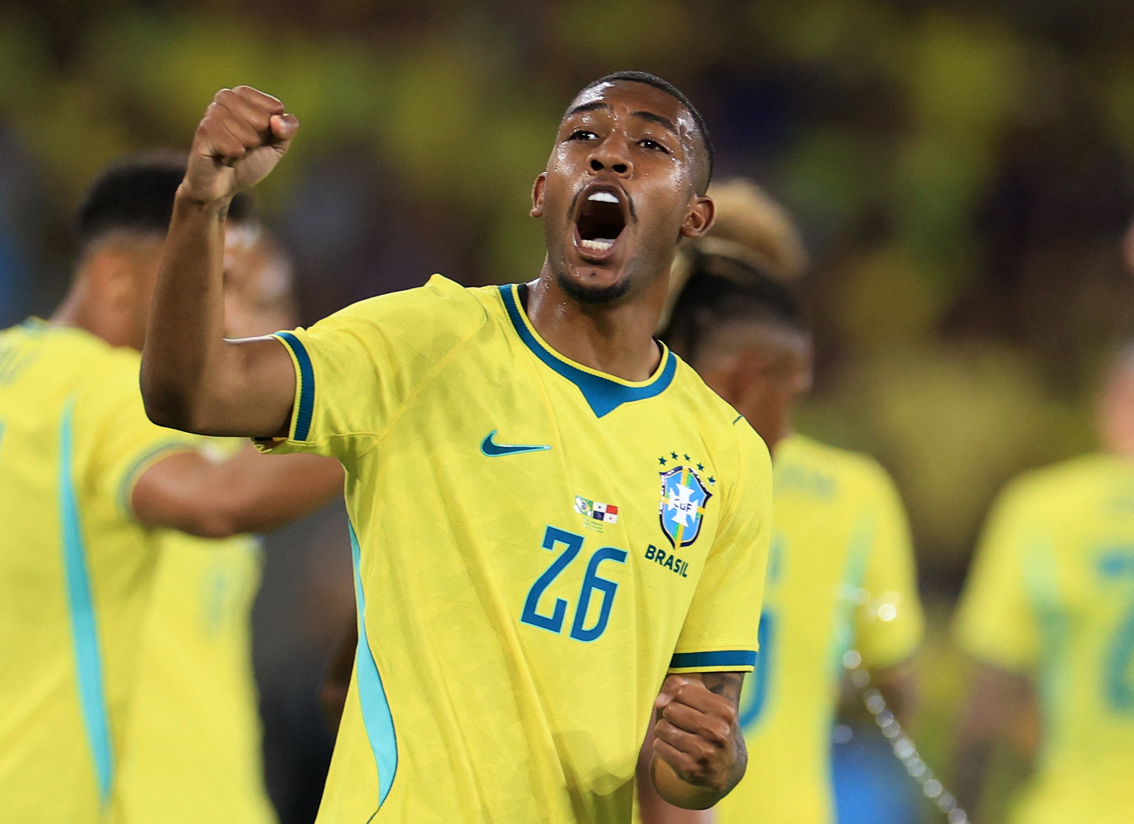 Rayan, atacante da Seleção Brasileira, comemora gol durante partida.