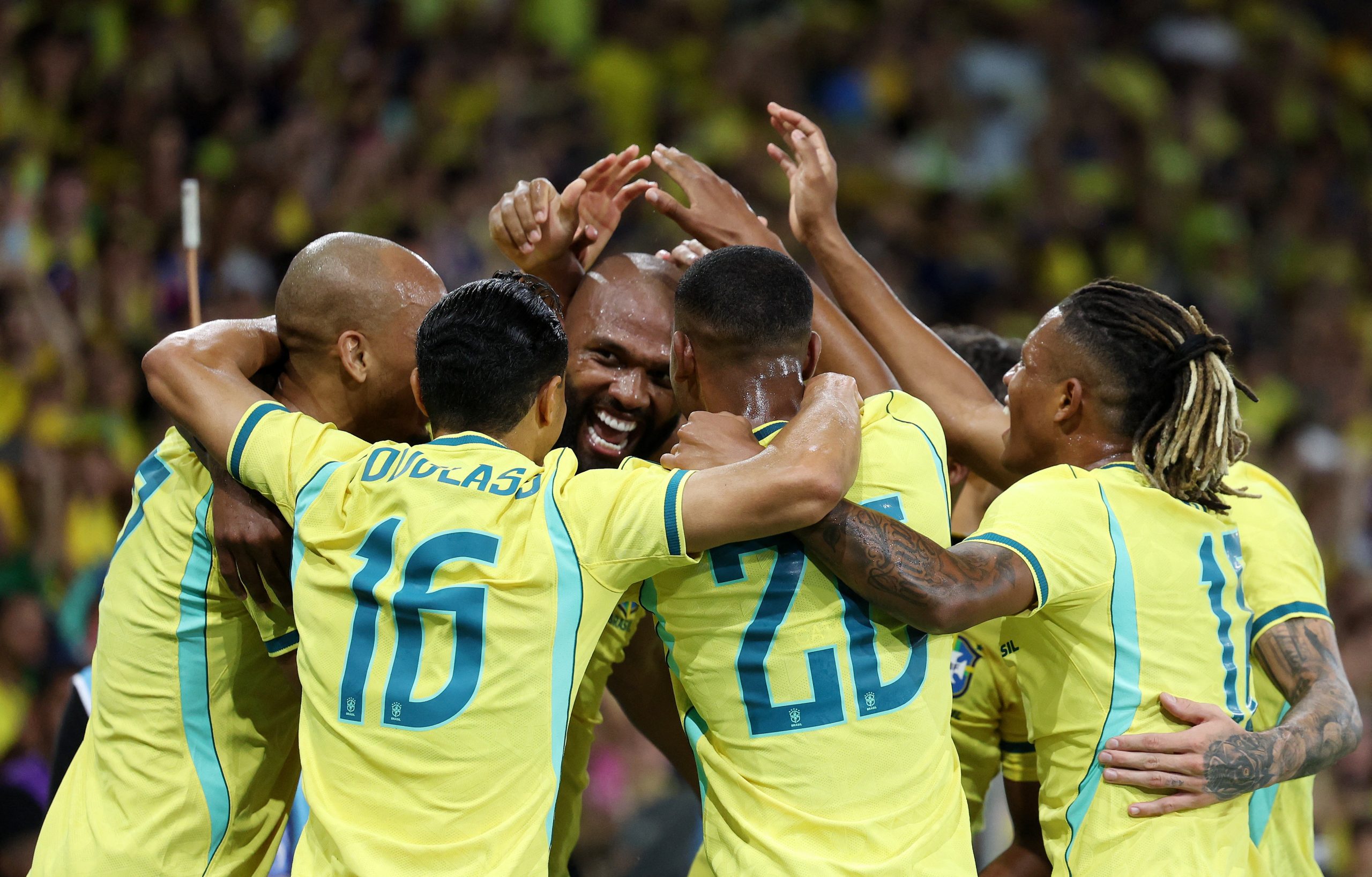 Jogadores da Seleção Brasileira comemoram um gol durante a partida amistosa contra o Panamá no Maracanã.