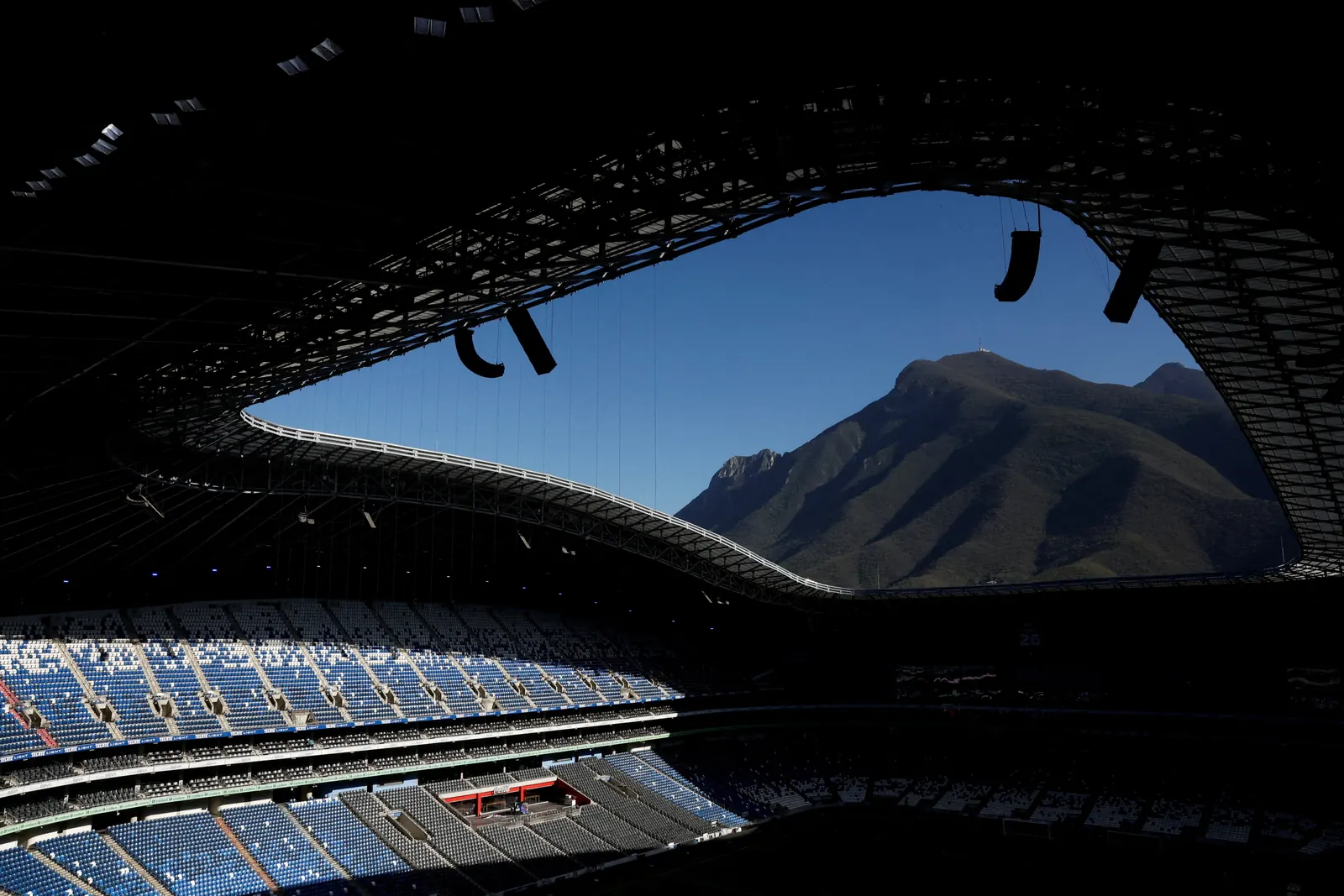 Vista externa do Estádio de Monterrey, no México, com a imponente montanha Cerro de La Silla ao fundo.