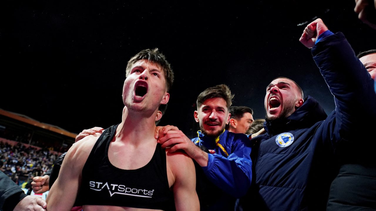 A trajetória de Esmir Bajraktarevic, o meio-campista que se tornou herói nacional ao converter o pênalti decisivo que classificou a Bósnia e