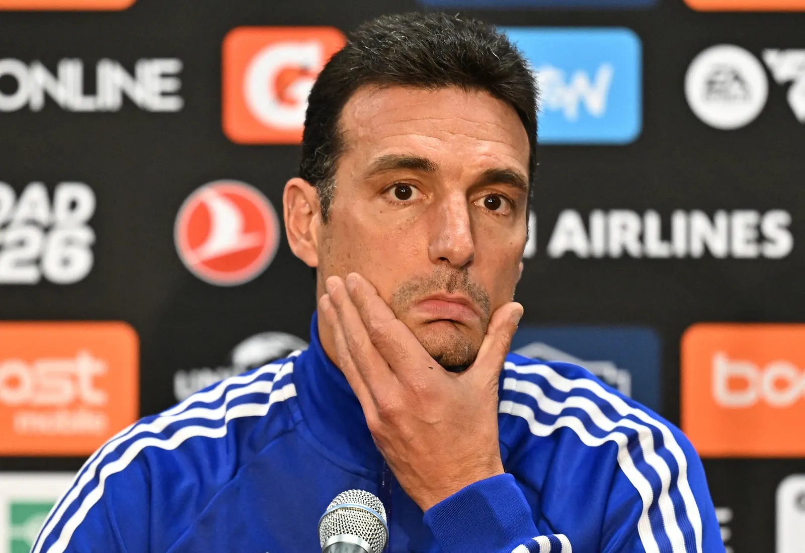 Técnico da Argentina, Lionel Scaloni, observa seus jogadores durante um treino em preparação para a Copa do Mundo.
