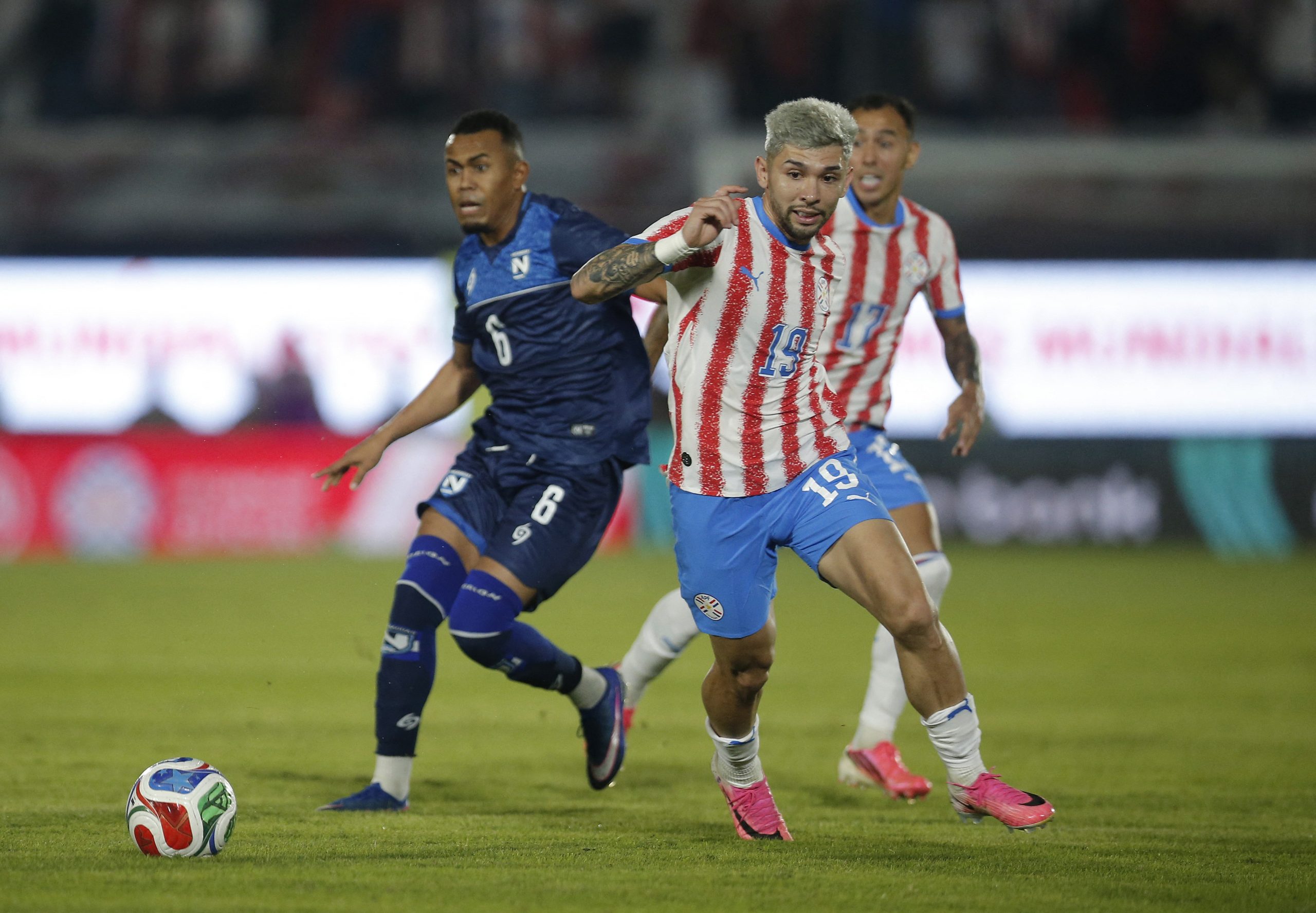 Julio Enciso com bola durante treino da seleção paraguaia