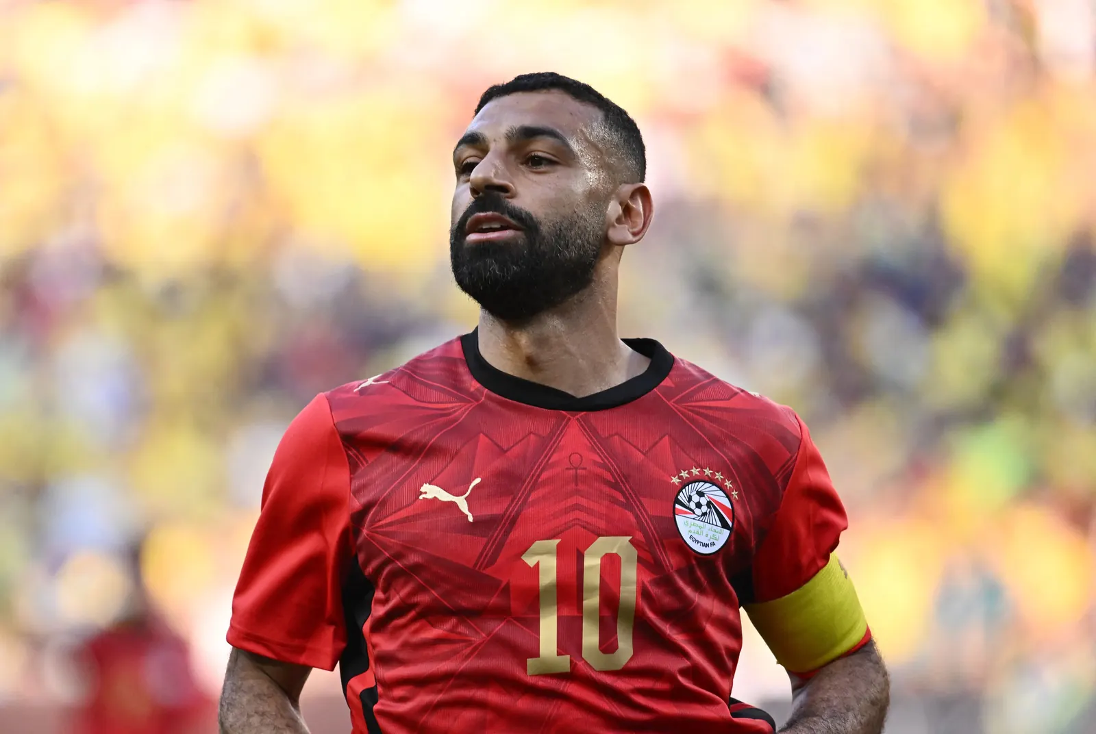 Jogadores da seleção do Egito treinando com uniformes alterados para a Copa do Mundo.