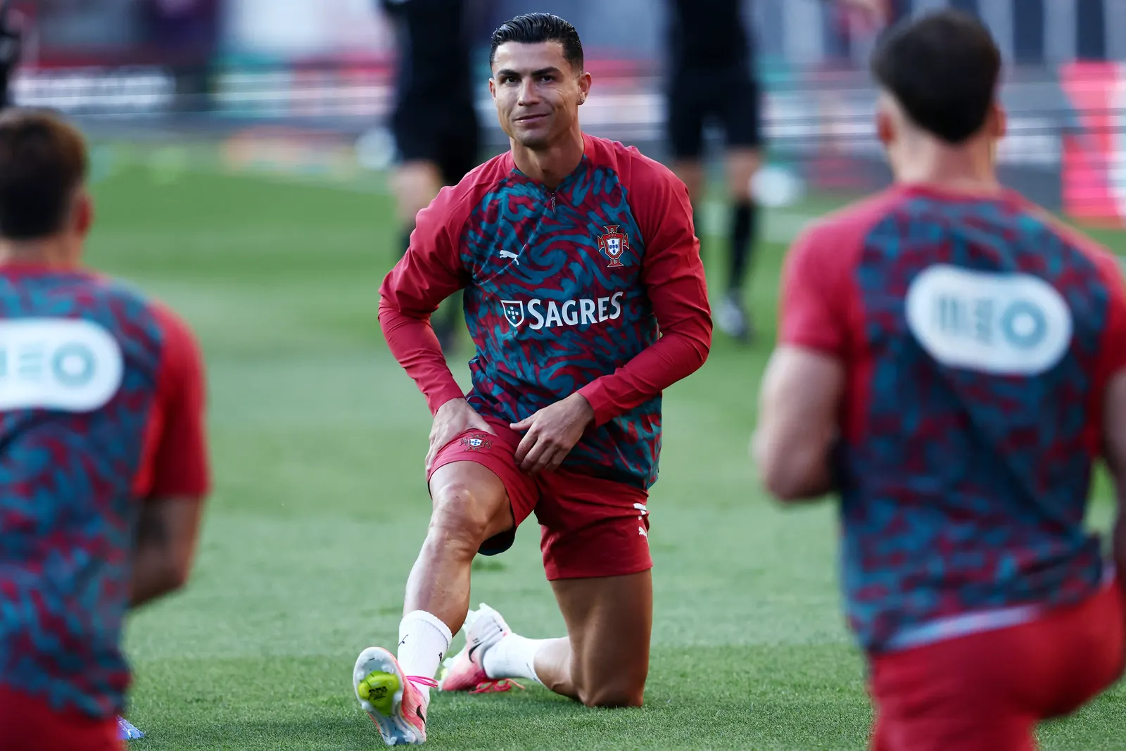 Cristiano Ronaldo em ação com a camisa da seleção portuguesa durante um treino antes da Copa do Mundo.