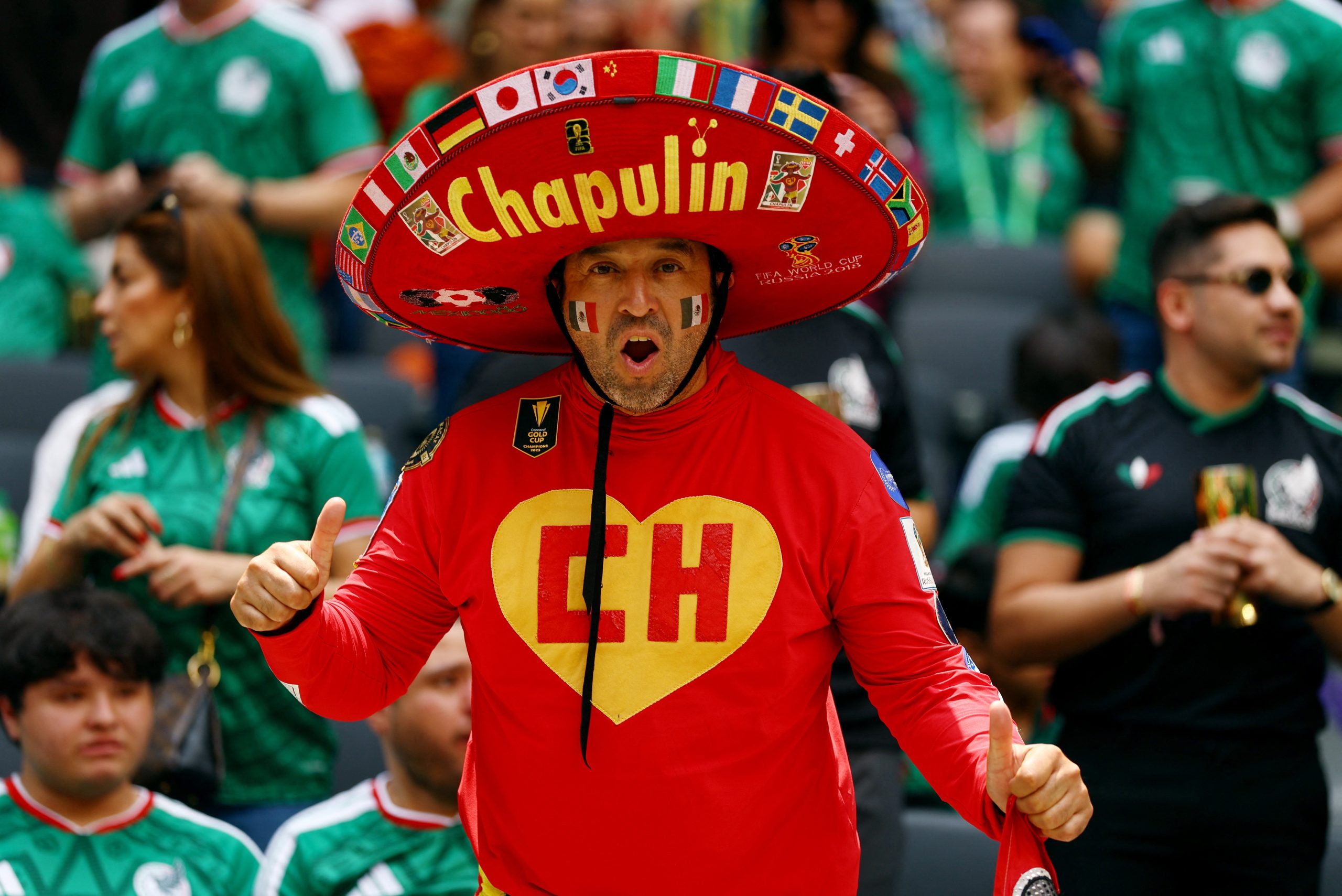 Multidão de torcedores mexicanos com camisas verdes lota o Estádio Azteca para a partida de abertura da Copa do Mundo.