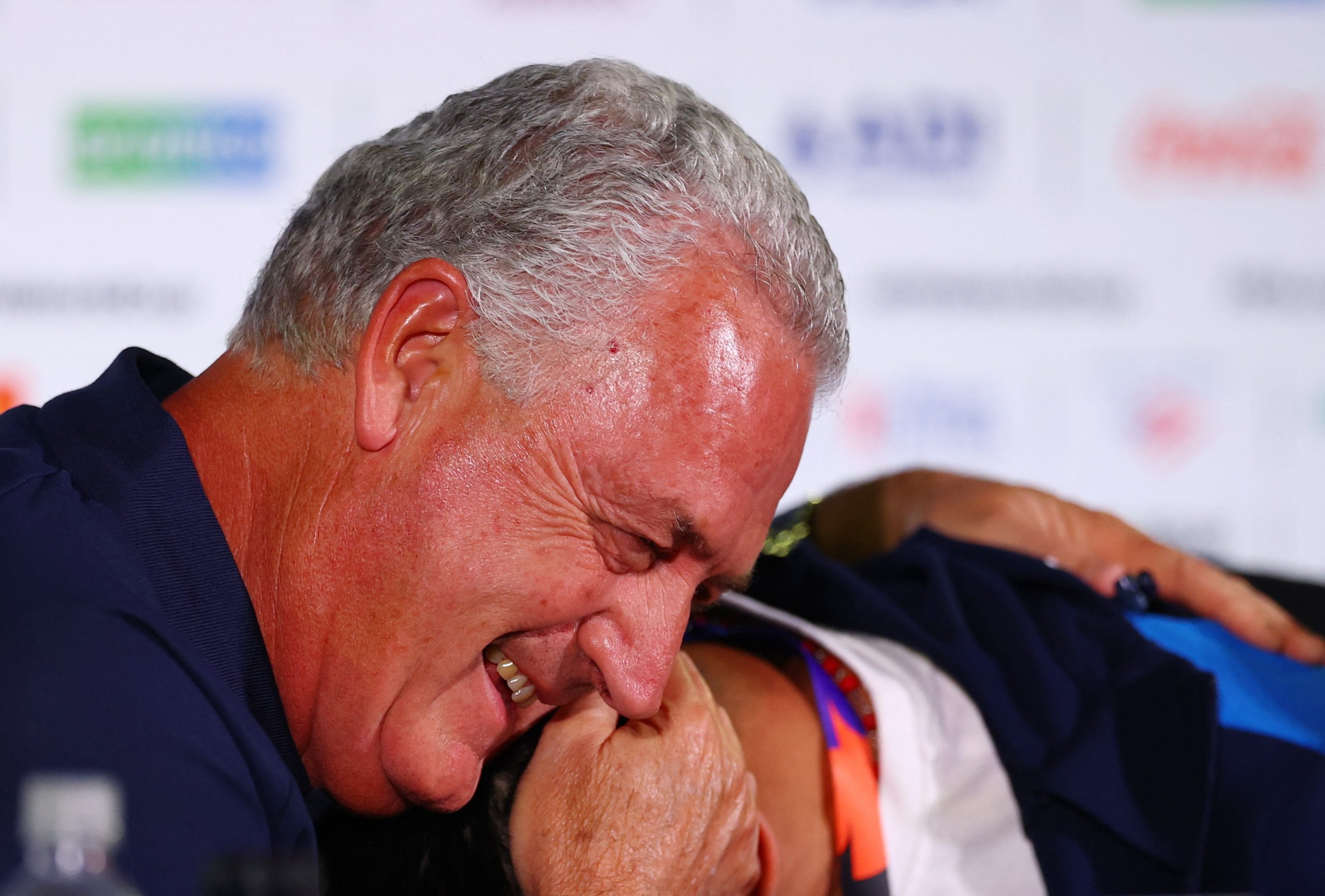 Meia do Paraguai, Diego Gómez, visivelmente emocionado durante coletiva de imprensa, com o técnico Gustavo Alfaro ao seu lado.