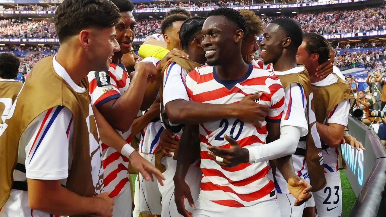 Camisas de Folarin Balogun esgotam após hat-trick na estreia da Copa do Mundo