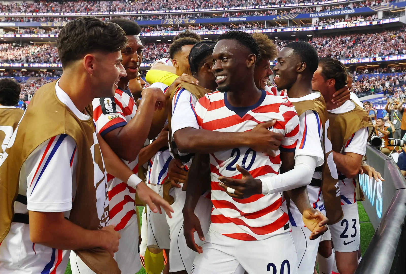 Atacante Folarin Balogun celebra gol pela seleção dos Estados Unidos em jogo da Copa do Mundo.