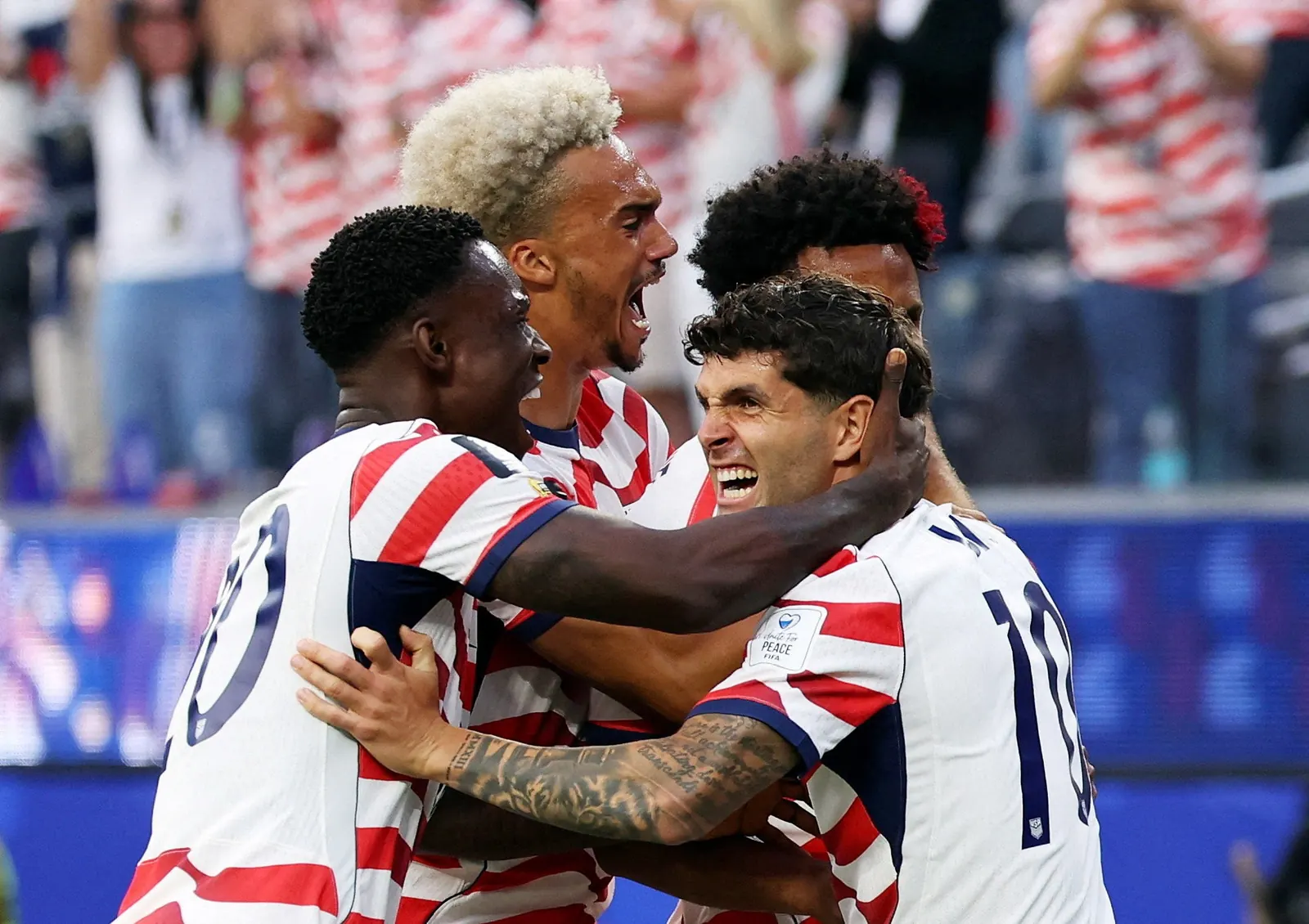 Jogadores em campo durante a partida de futebol entre Estados Unidos e Paraguai na Copa do Mundo