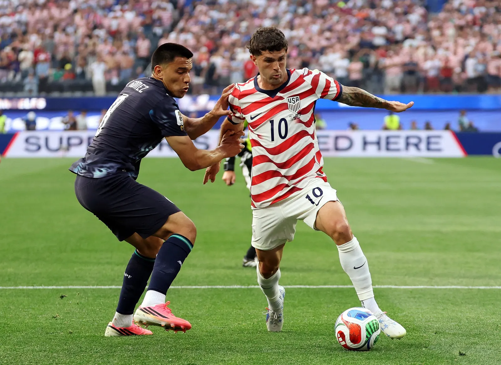 Jogador Christian Pulisic dos Estados Unidos com a bola em campo durante a Copa do Mundo.