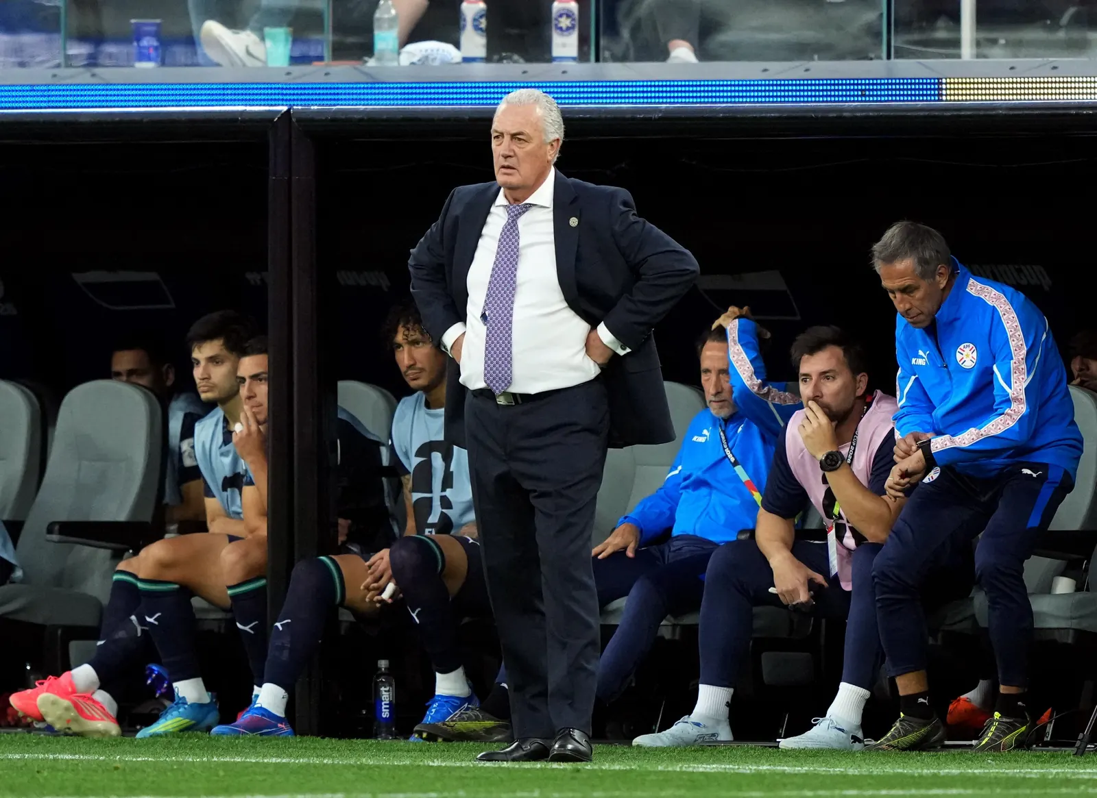 Jogador do Paraguai tenta disputar bola com jogador dos Estados Unidos em partida da Copa do Mundo FIFA 2026.