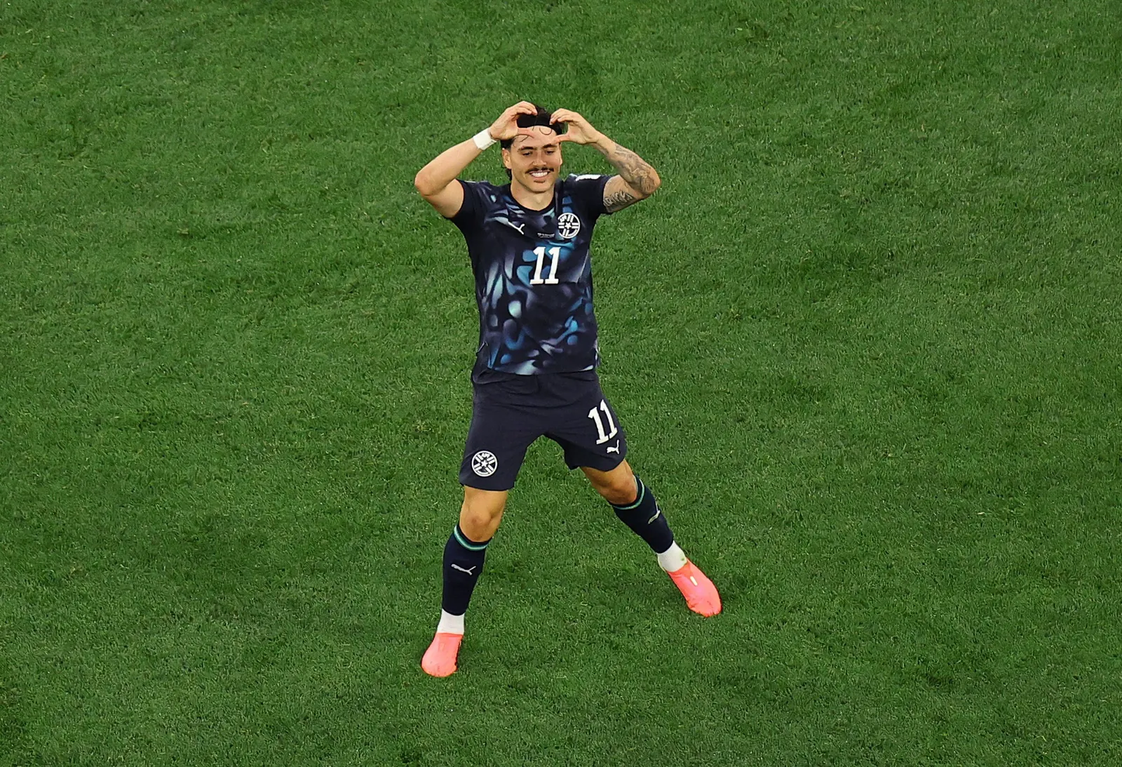Jogador de futebol paraguaio Mauricio comemora um gol em uma partida da Copa do Mundo