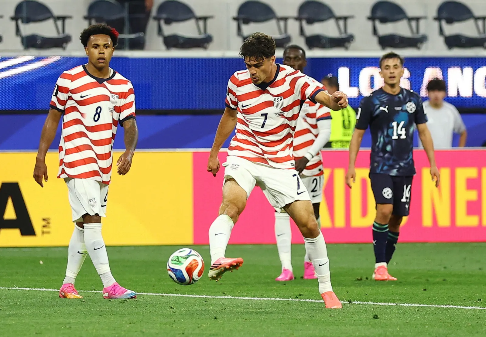 Jogadores de futebol dos Estados Unidos e Austrália em campo durante a Copa do Mundo FIFA 2026.