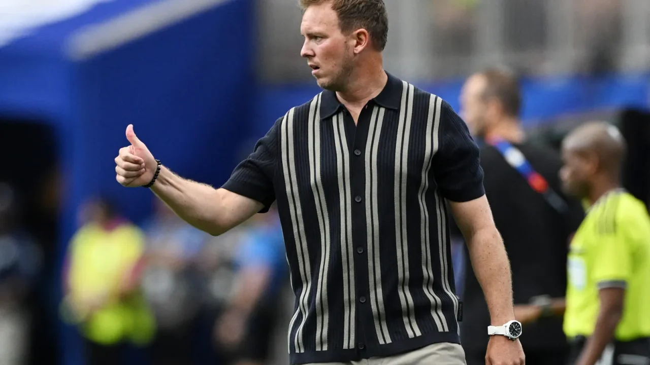 Técnico da Alemanha explica troca de roupa inusitada durante goleada na Copa