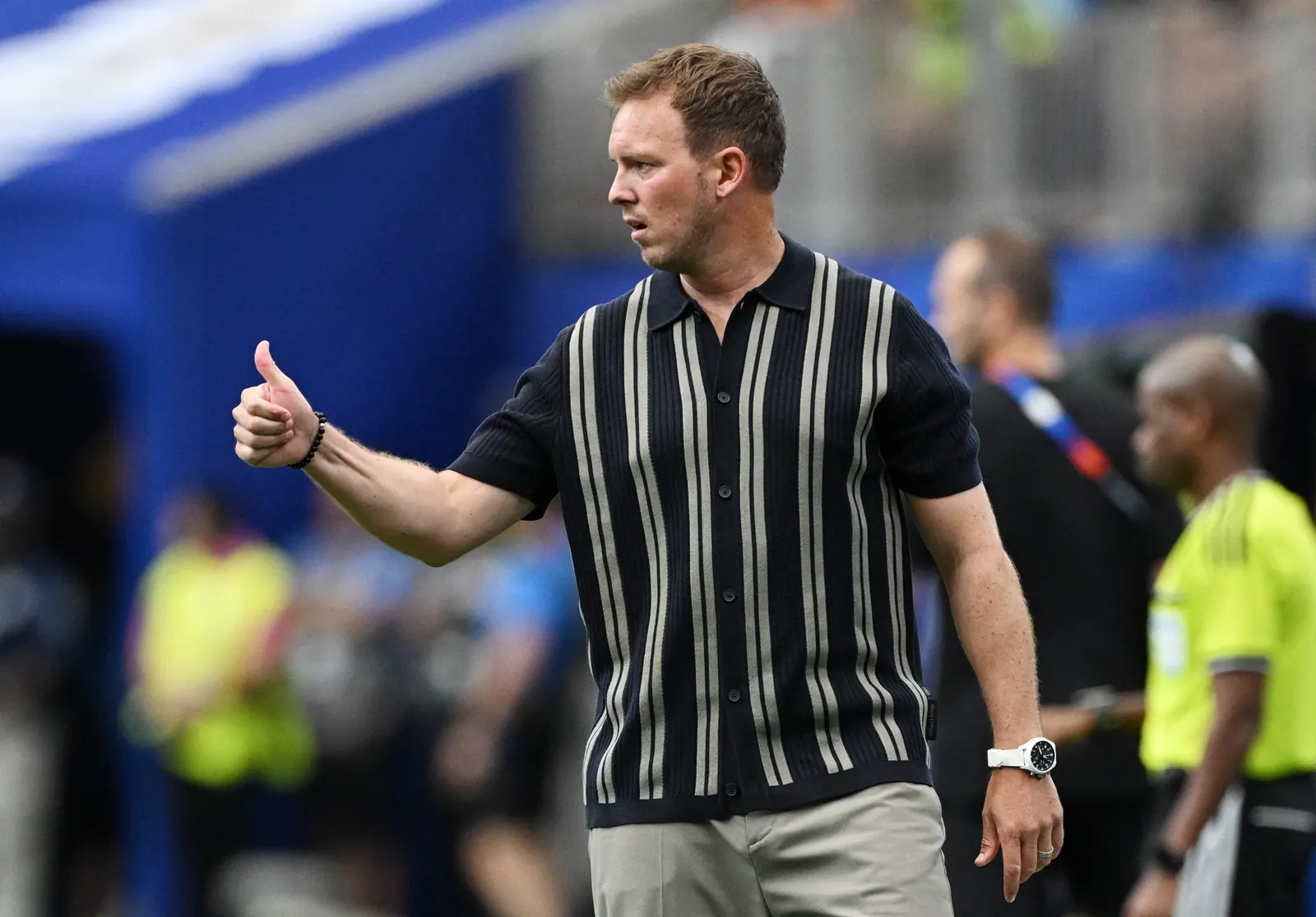 Técnico da seleção alemã Julian Nagelsmann em momento de concentração durante partida da Copa do Mundo.