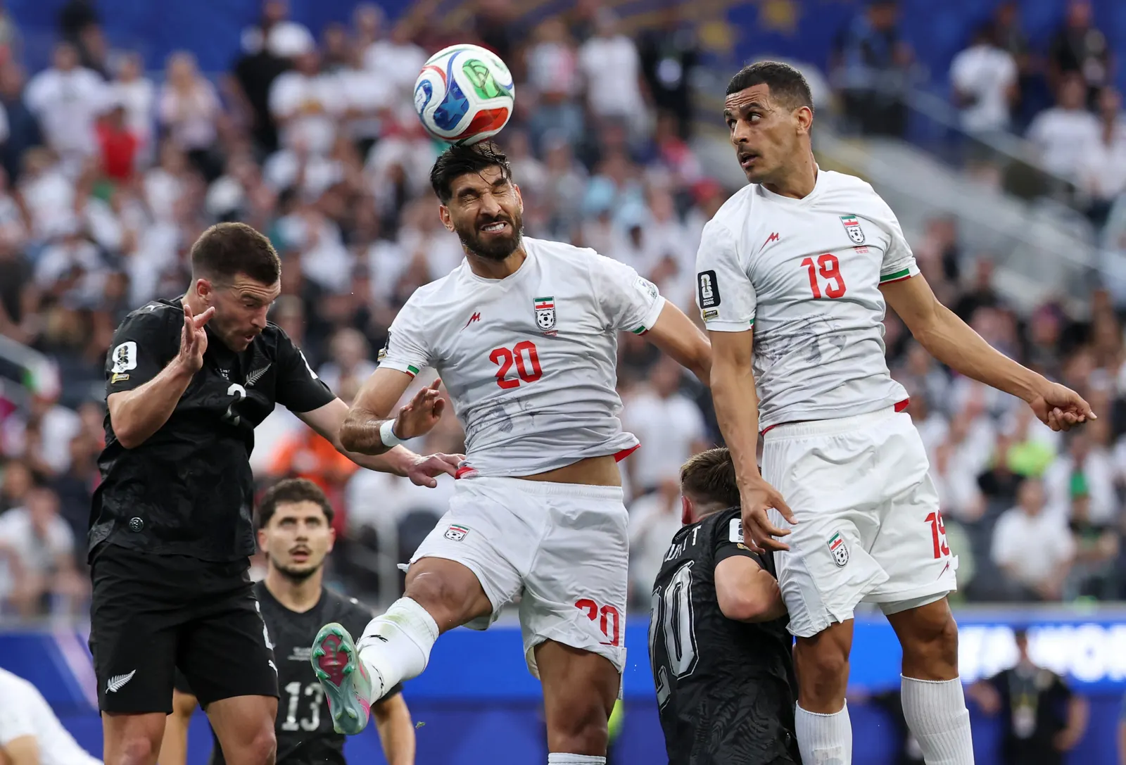 Jogador da seleção do Irã comemora gol durante partida da Copa do Mundo FIFA 2026.