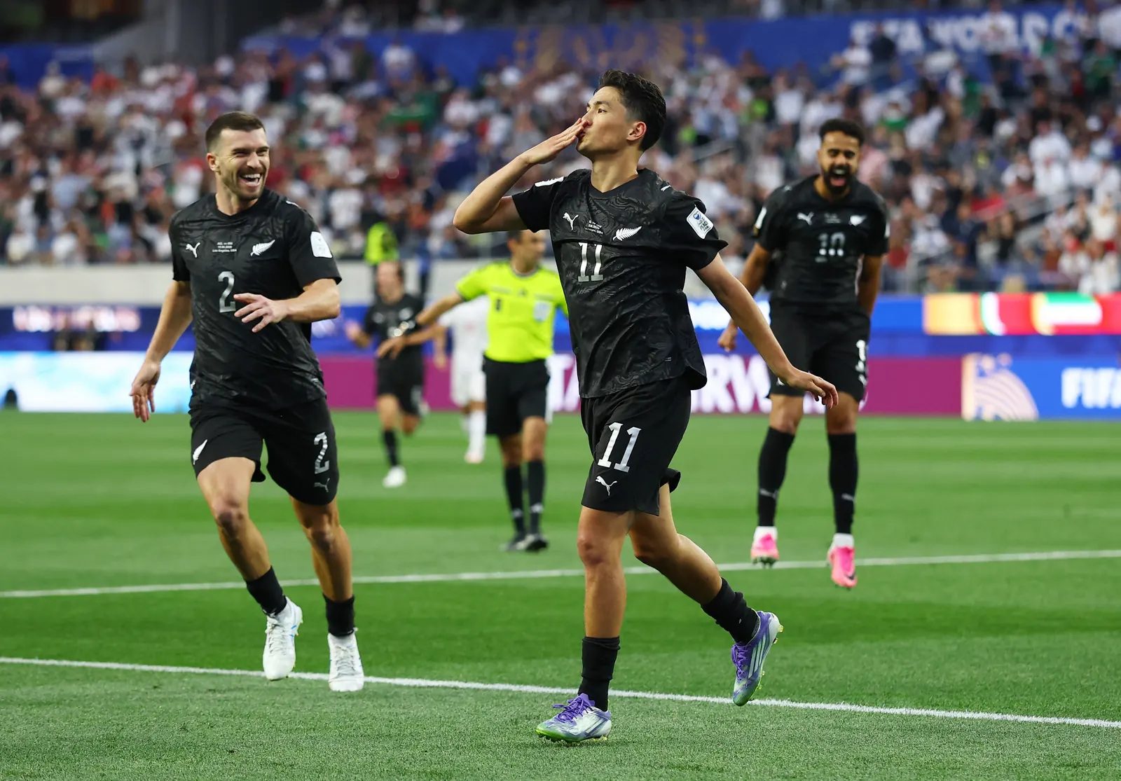 Elijah Just, jogador da Nova Zelândia, comemora após marcar um gol em jogo da Copa do Mundo.