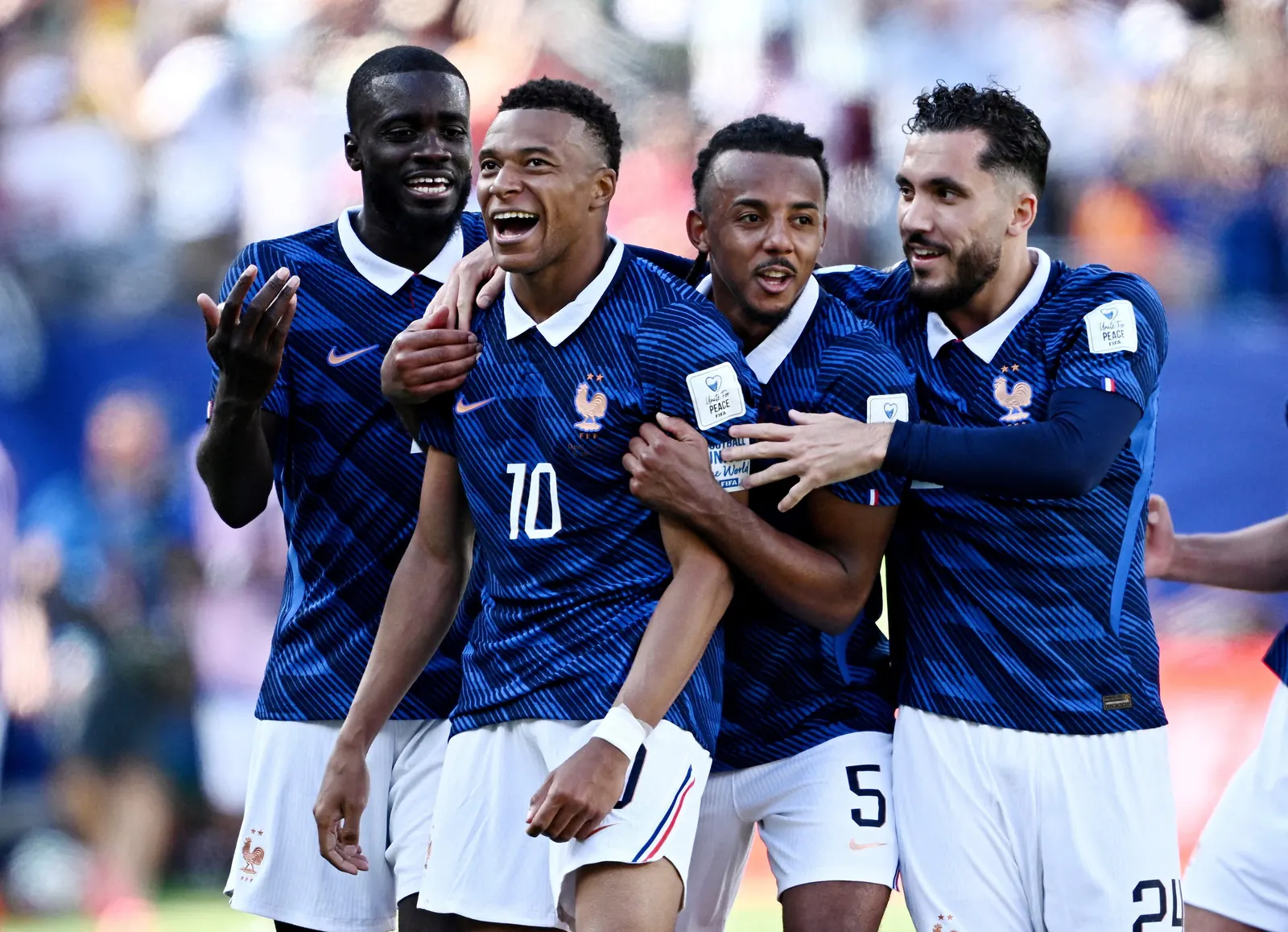 Jogadores das seleções de França e Iraque em campo durante partida da Copa do Mundo 2026.