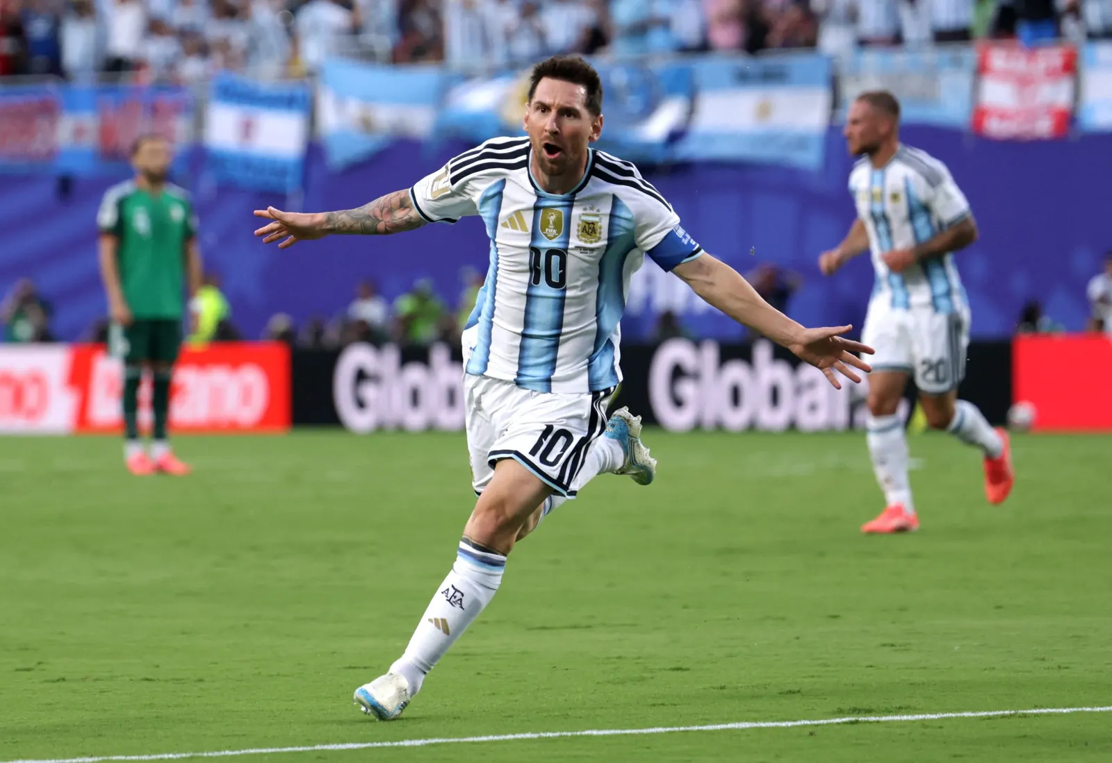 Lionel Messi comemora um gol pela seleção argentina em jogo da Copa do Mundo, vestindo a camisa 10.