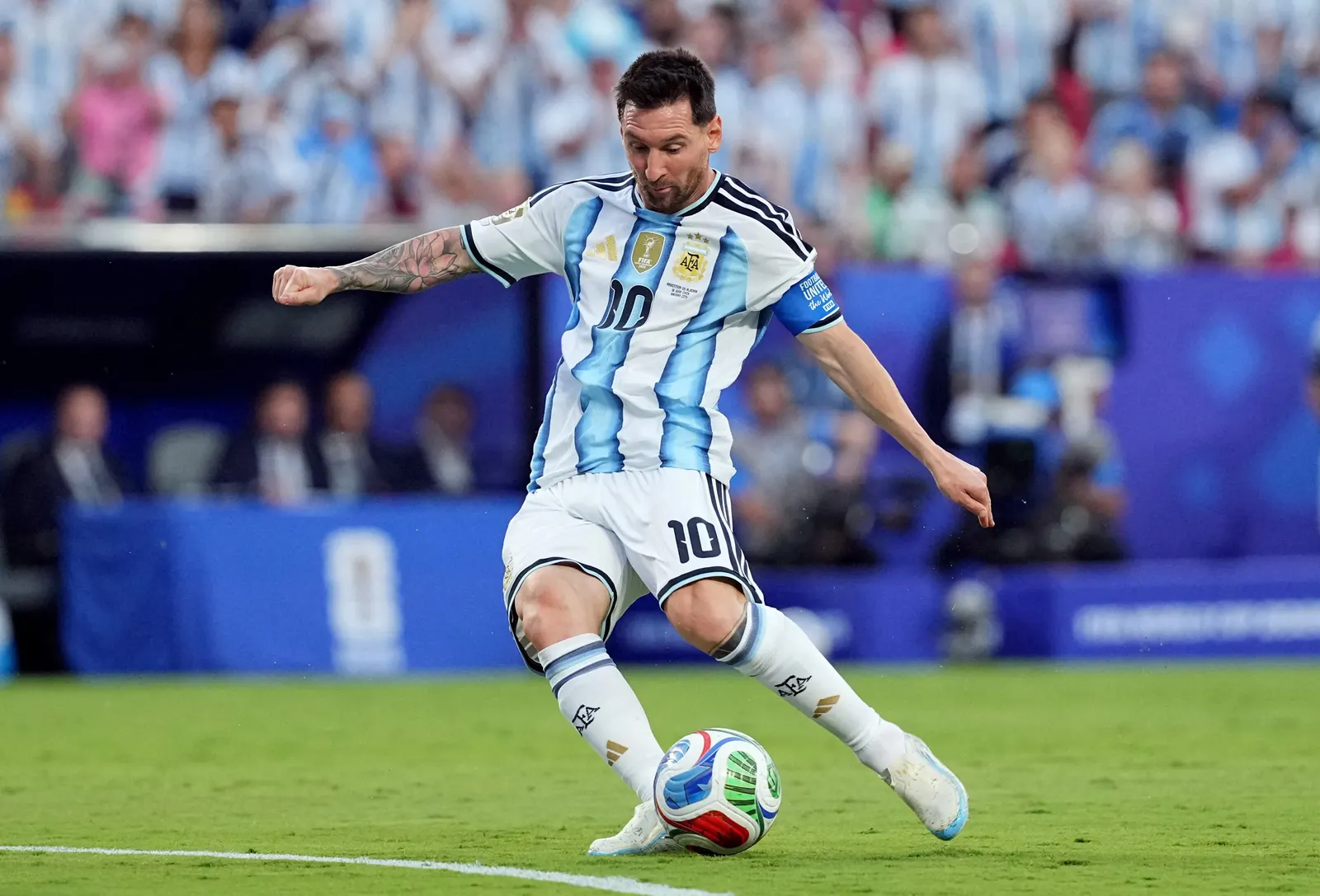 Lionel Messi celebra um gol durante partida da Copa do Mundo 2026.