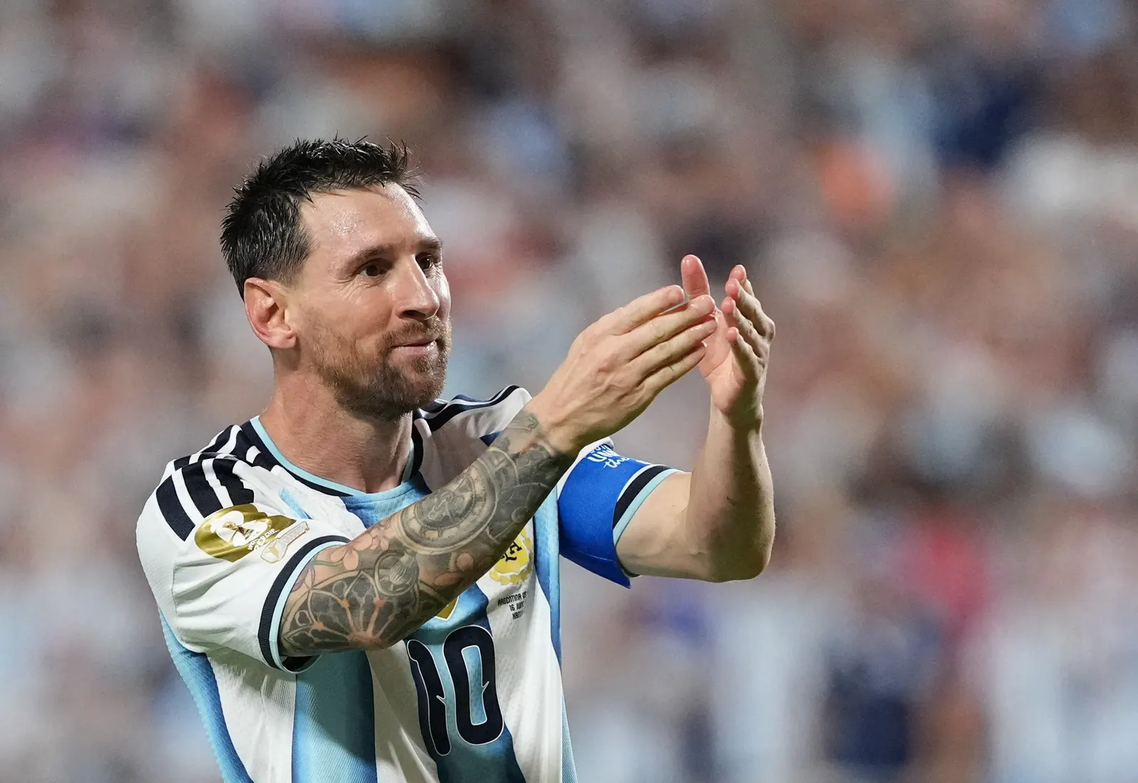 Lionel Messi comemora um de seus gols durante a partida de estreia da Argentina na Copa do Mundo contra a Argélia.
