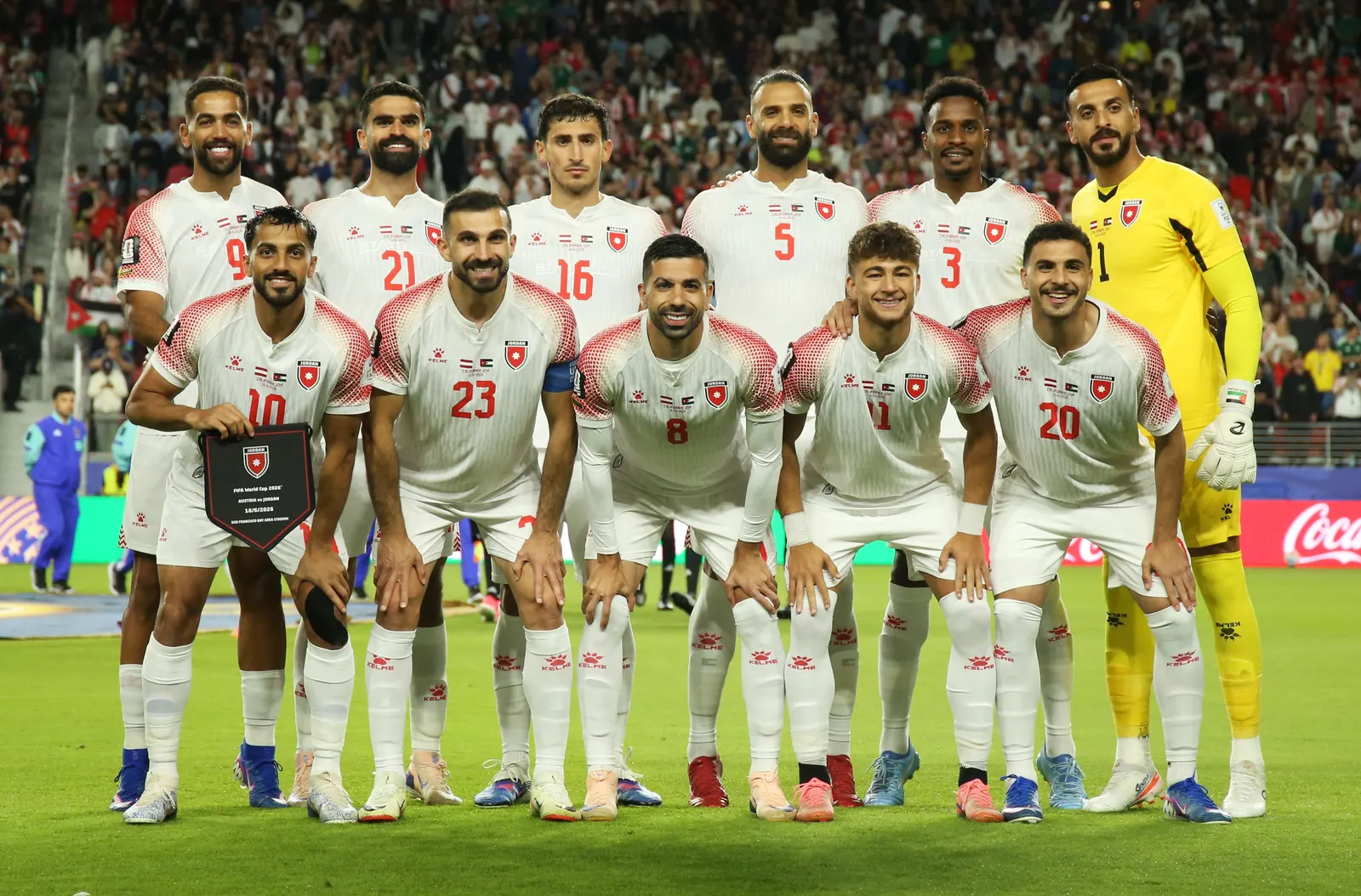 Jogadores de futebol da Jordânia e Argélia em campo durante um jogo da Copa do Mundo 2026.