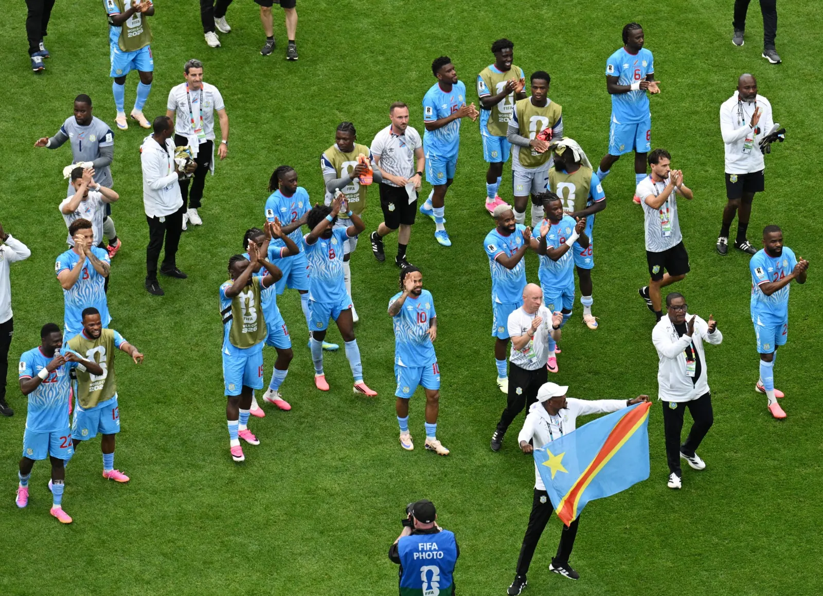 Jogadores da República Democrática do Congo comemoram gol contra Portugal durante partida da Copa do Mundo