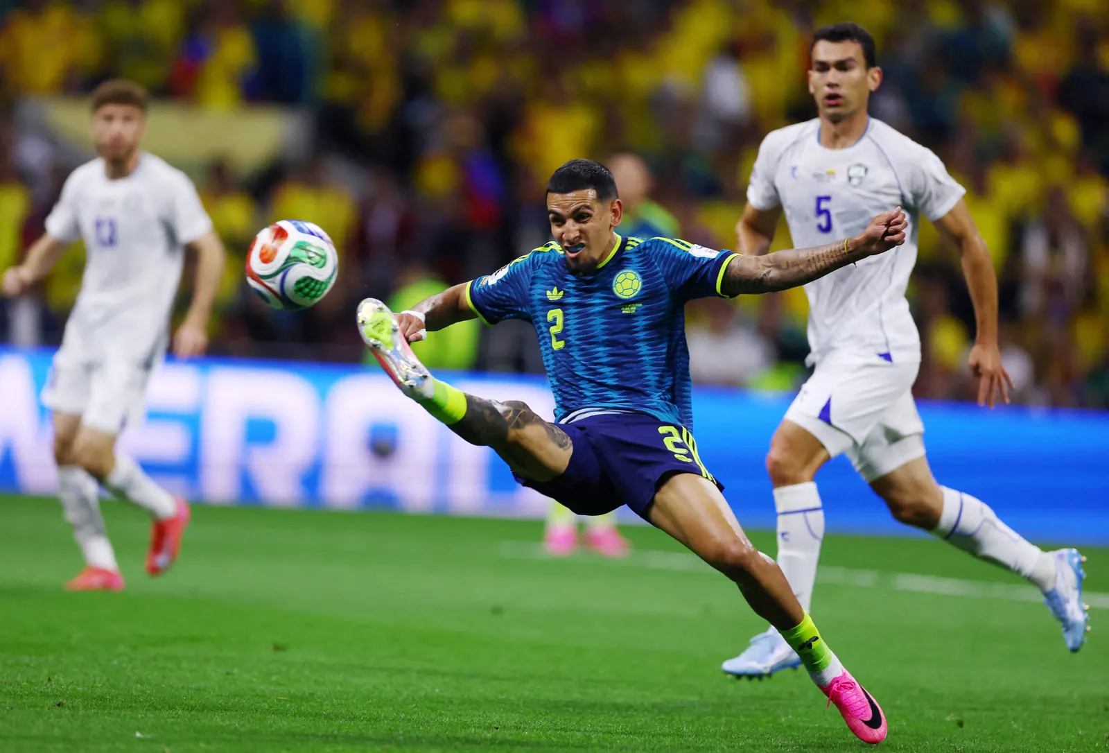 Daniel Muñoz, jogador da seleção colombiana, celebra um gol em partida da Copa do Mundo.