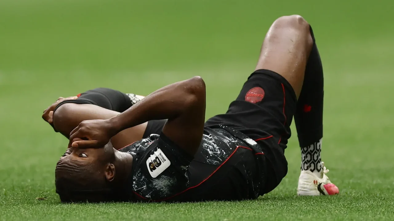 Jogador do Canadá sofre lesão grave em partida da Copa; imprensa internacional chora