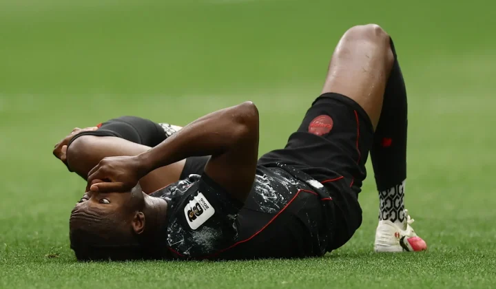 Jogador do Canadá sofre lesão grave em partida da Copa; imprensa internacional chora