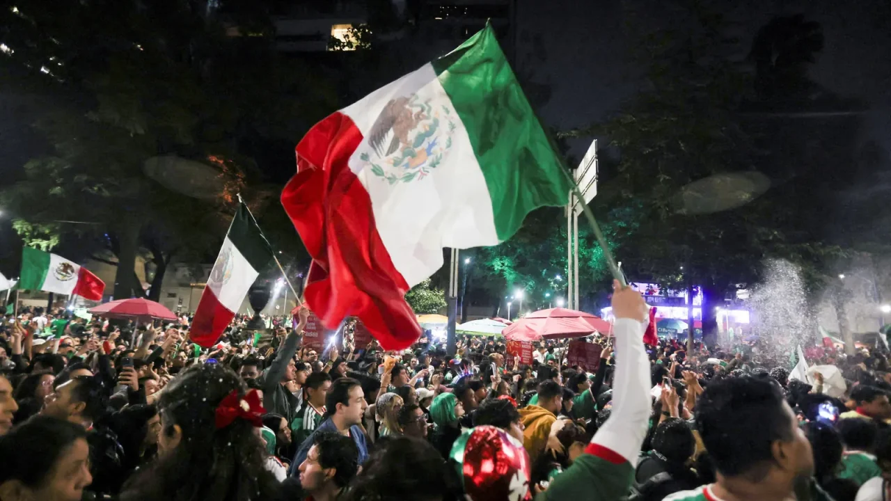 A classificação antecipada do México para a fase eliminatória da Copa do Mundo FIFA 2026 gerou uma explosão de alegria nas ruas da Cidade do