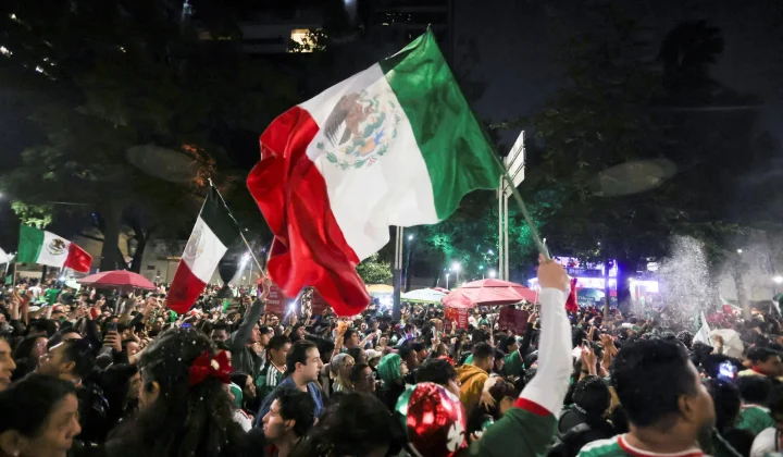 A classificação antecipada do México para a fase eliminatória da Copa do Mundo FIFA 2026 gerou uma explosão de alegria nas ruas da Cidade do