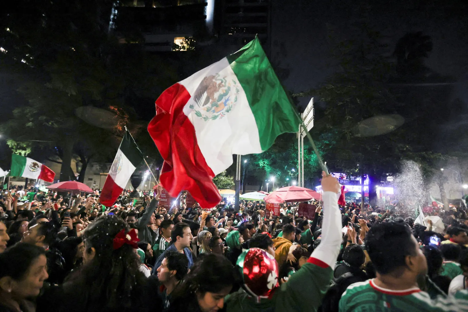 Multidão de torcedores mexicanos celebra nas ruas da Cidade do México após a classificação para a próxima fase da Copa do Mundo.