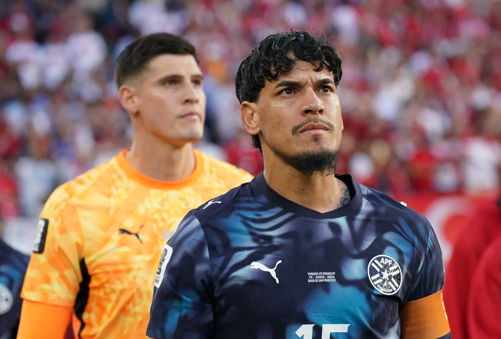 Gustavo Gómez, zagueiro e capitão da seleção paraguaia, com expressão concentrada em campo durante a Copa do Mundo de 2026.