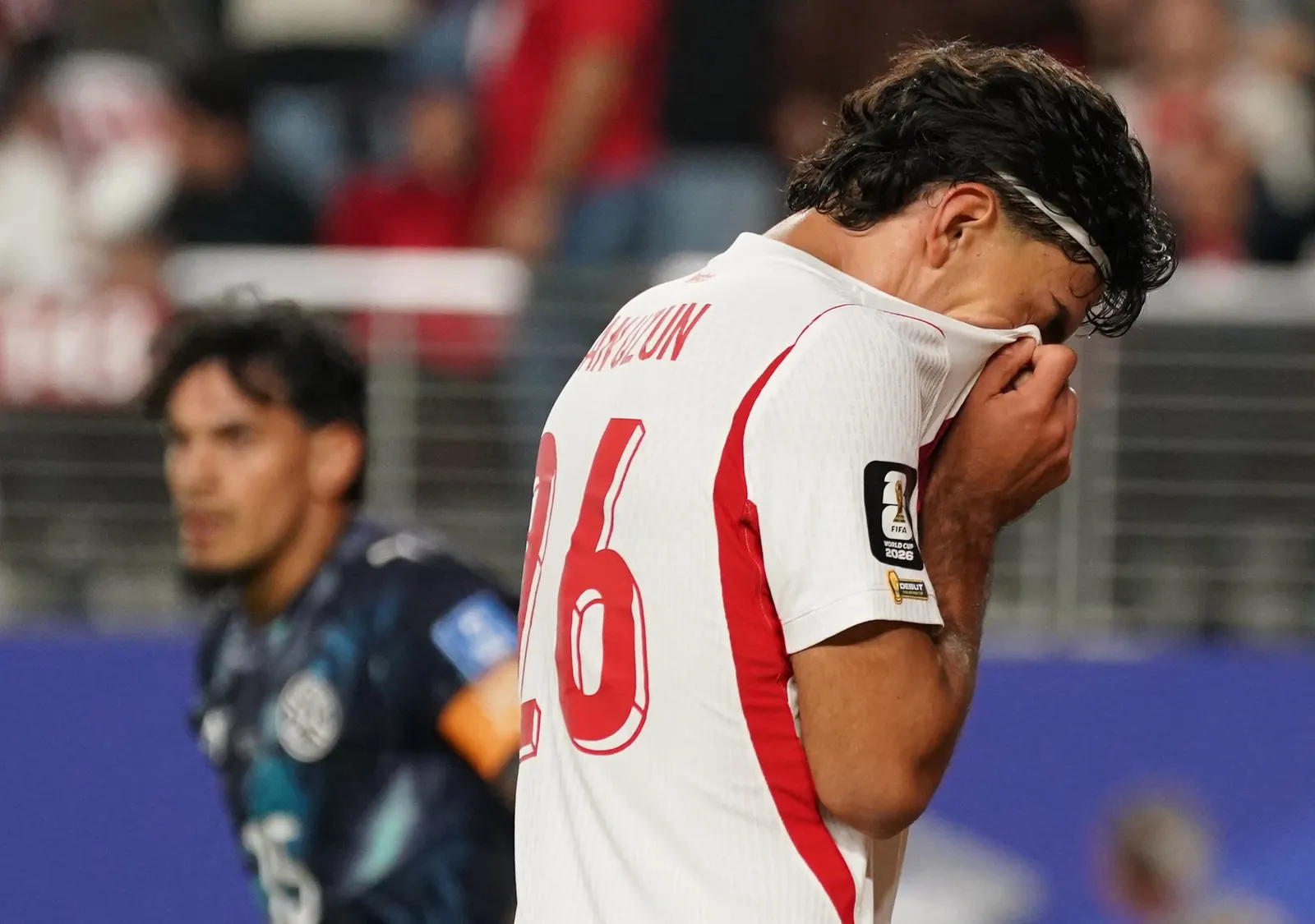 Jogador da seleção da Turquia com expressão de frustração em campo durante a Copa do Mundo FIFA 2026.