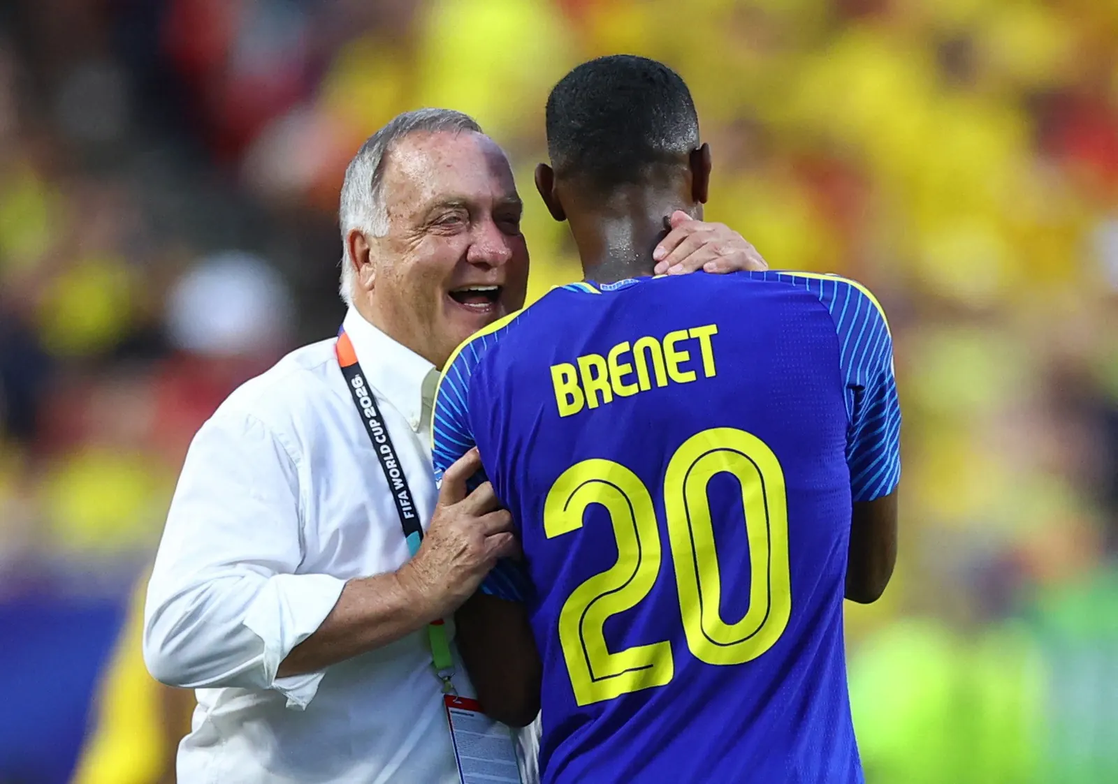 Goleiro Eloy Room faz defesa crucial em partida da Copa do Mundo entre Equador e Curaçao.