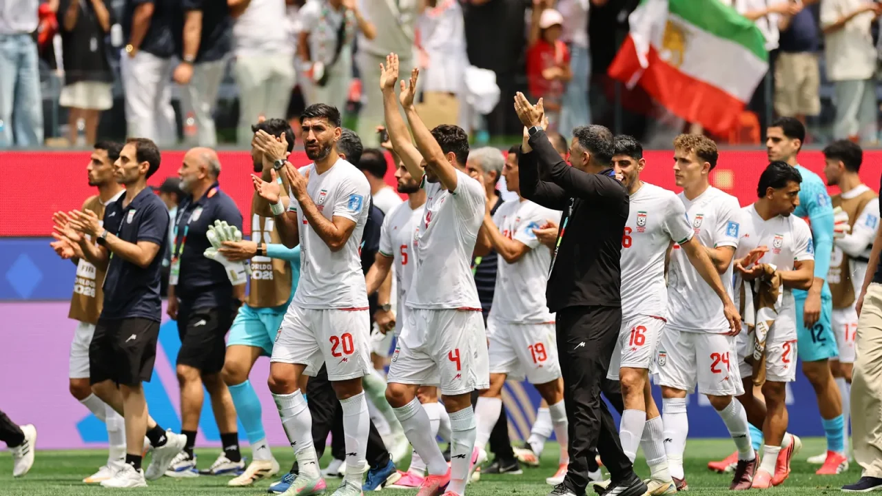 A seleção do Irã, que tem tido uma participação marcada por desafios e polêmicas na Copa do Mundo de 2026, demonstrou sua resiliência e orgu