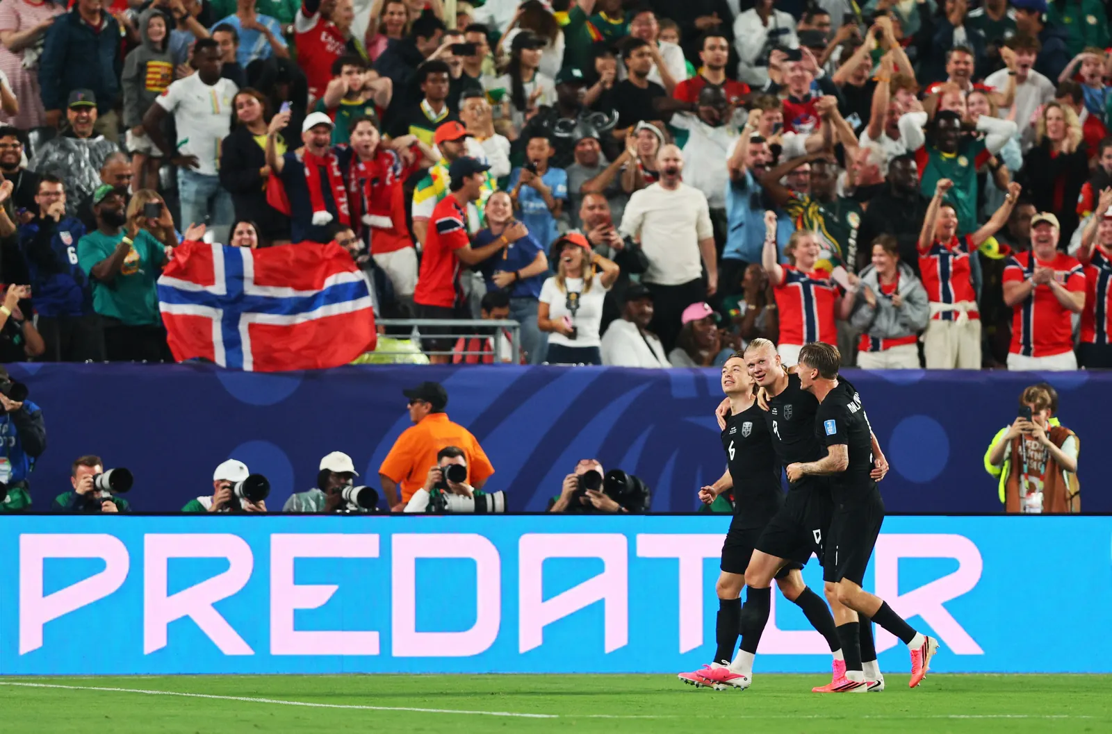 Erling Haaland comemora um gol durante a partida entre Noruega e Senegal na Copa do Mundo de 2026.