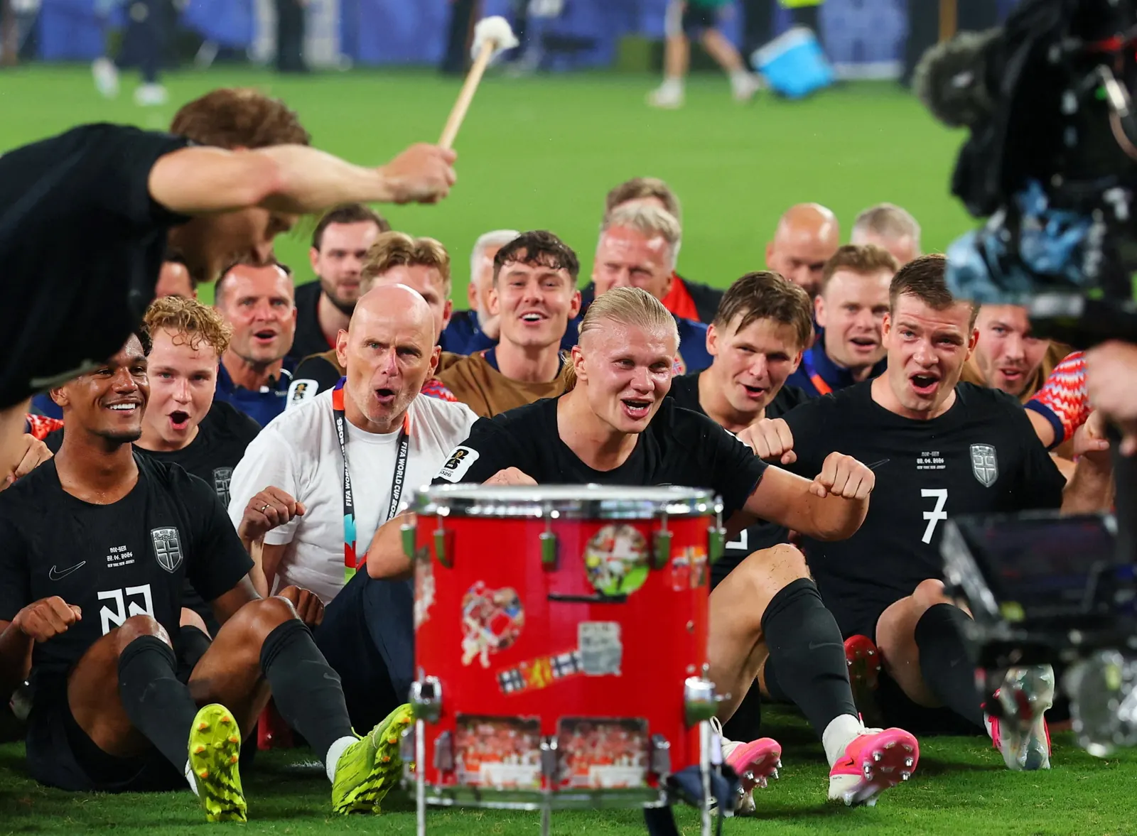 Jogadores da seleção norueguesa comemorando um gol na Copa do Mundo de 2026.