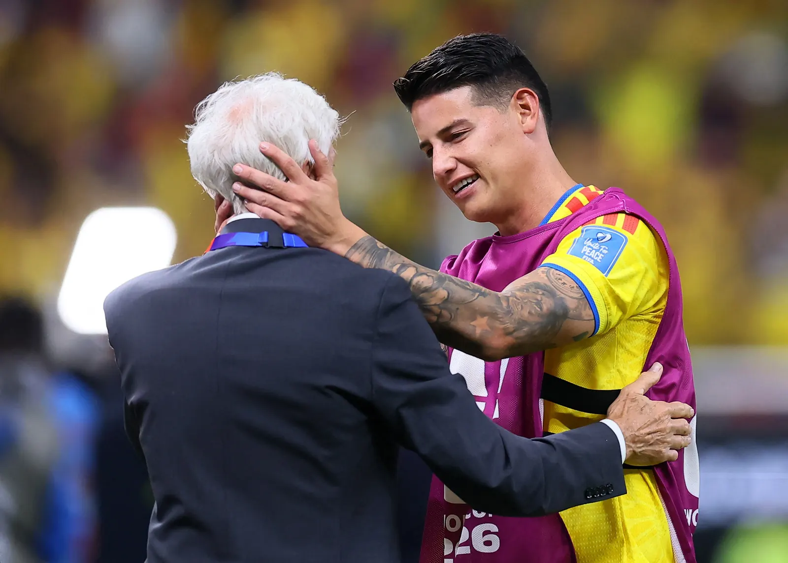 Jogadores da seleção colombiana abraçam o ex-técnico José Pékerman após vitória na Copa do Mundo.
