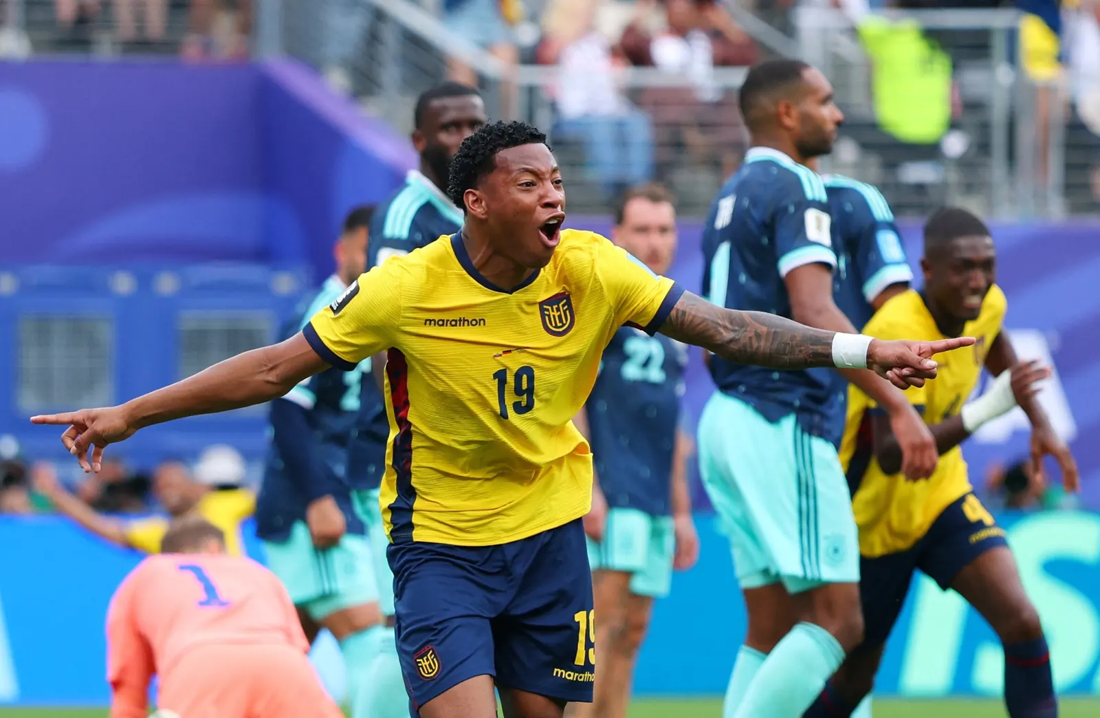 Jogadores de futebol comemorando um gol em partida da Copa do Mundo 2026