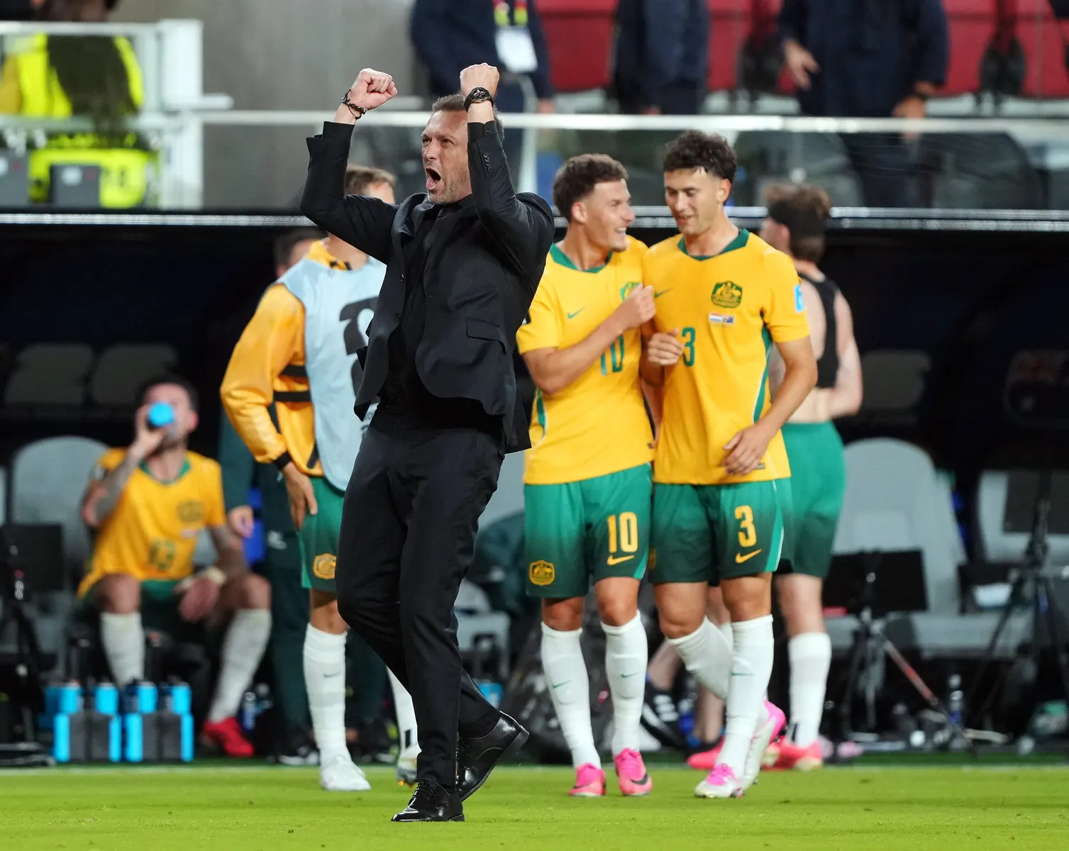 Jogadores da Austrália comemoram classificação na Copa do Mundo 2026 após empate contra o Paraguai.