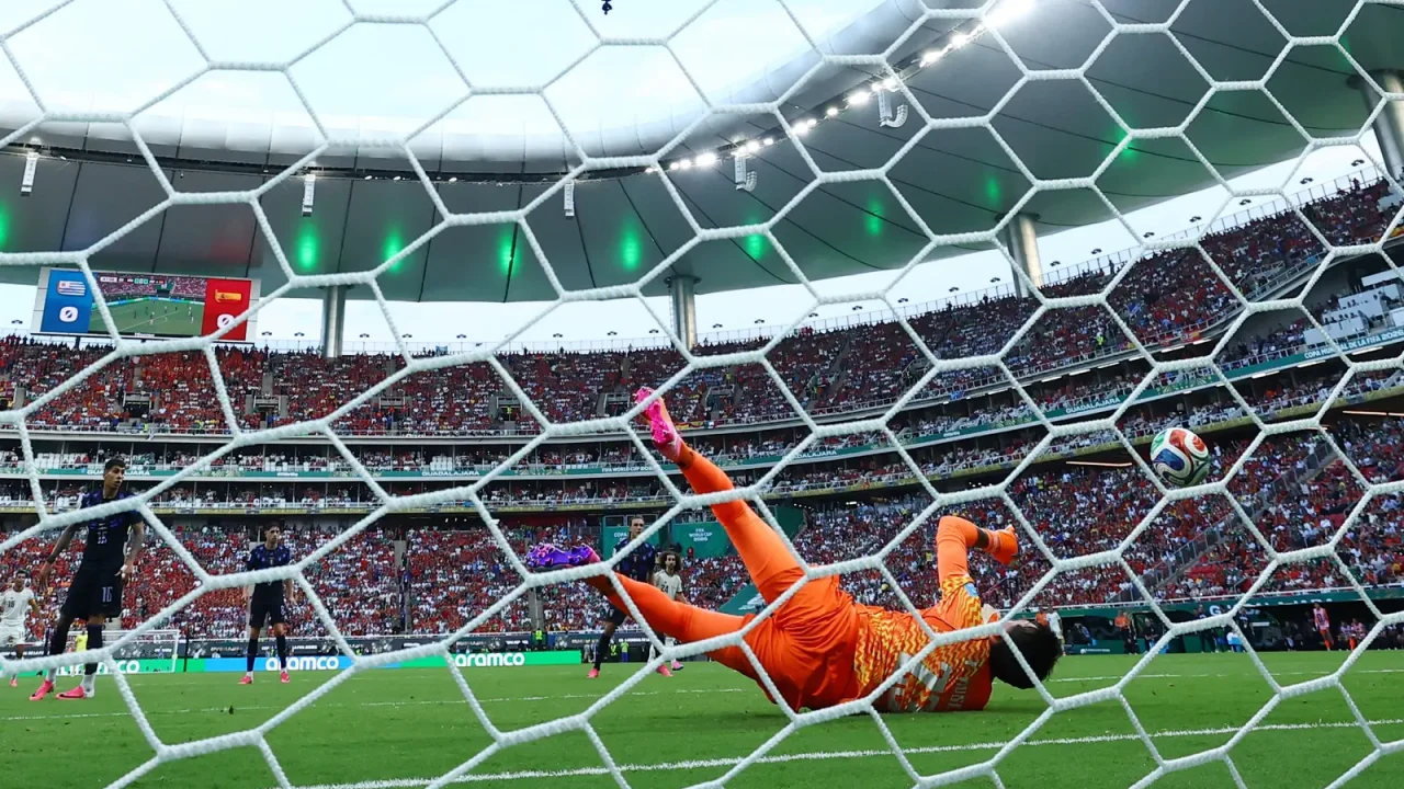 Baena se solidariza com Muslera após gol da vitória da Espanha contra o Uruguai
