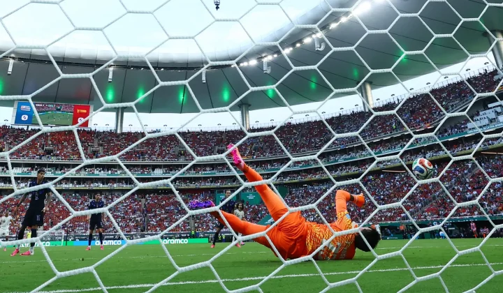 Baena se solidariza com Muslera após gol da vitória da Espanha contra o Uruguai