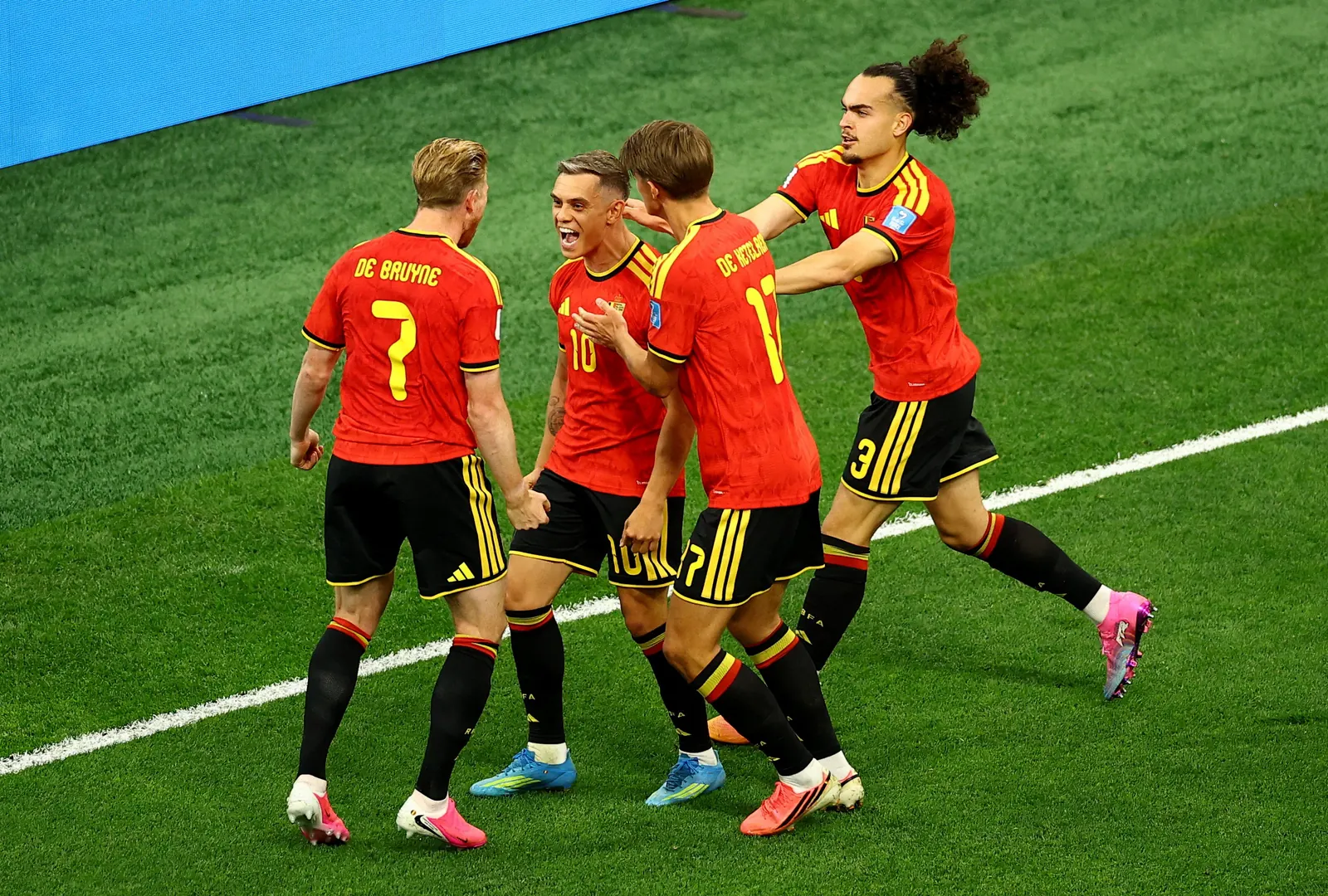 Jogador Leandro Trossard comemora um gol em partida da Copa do Mundo pela seleção da Bélgica.