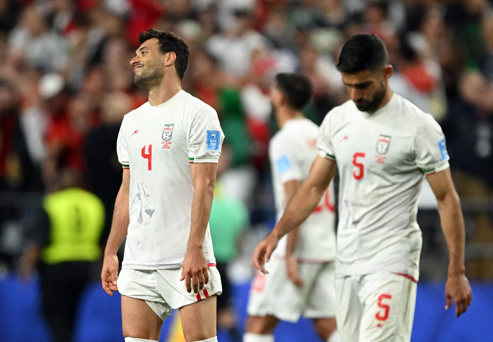 Jogador do Irã com expressão de frustração após gol ser anulado pelo VAR