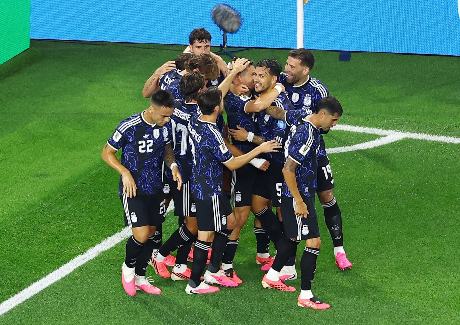 Jogador Lionel Messi celebra um gol de falta durante partida da Copa do Mundo