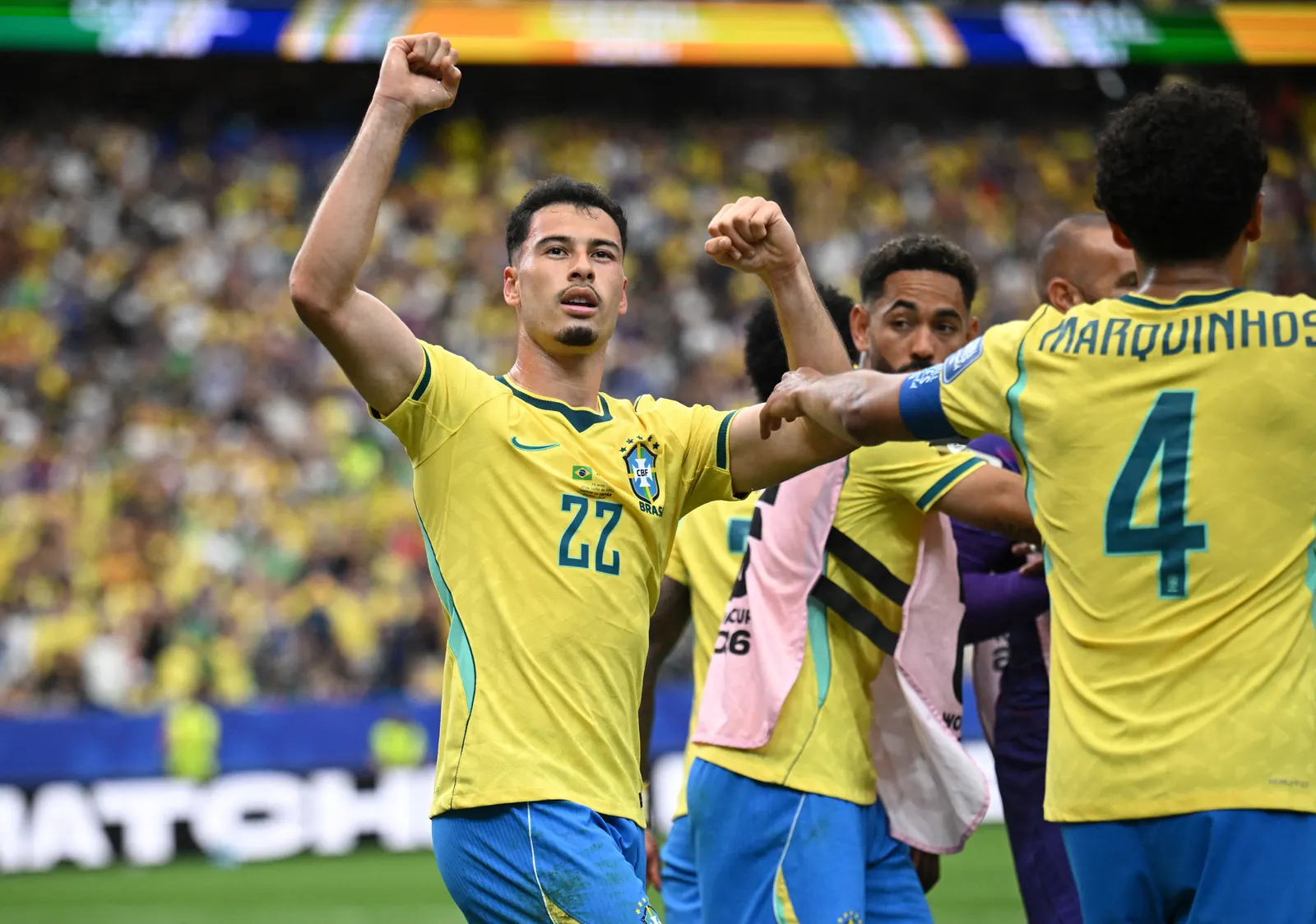 Torcedores comemorando um gol em uma partida da Copa do Mundo 2026.