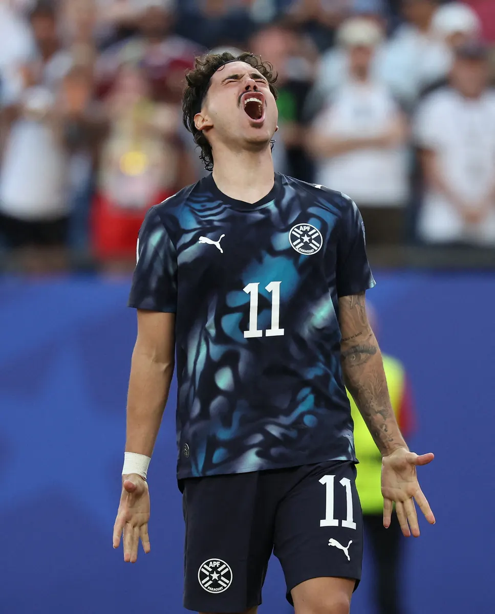 Jogador Mauricio com a camisa da seleção do Paraguai em campo.