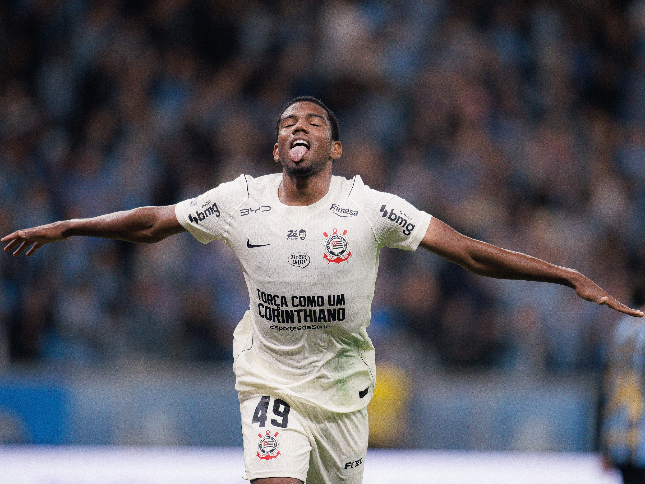 André Luiz, volante do Corinthians, em ação durante uma partida.